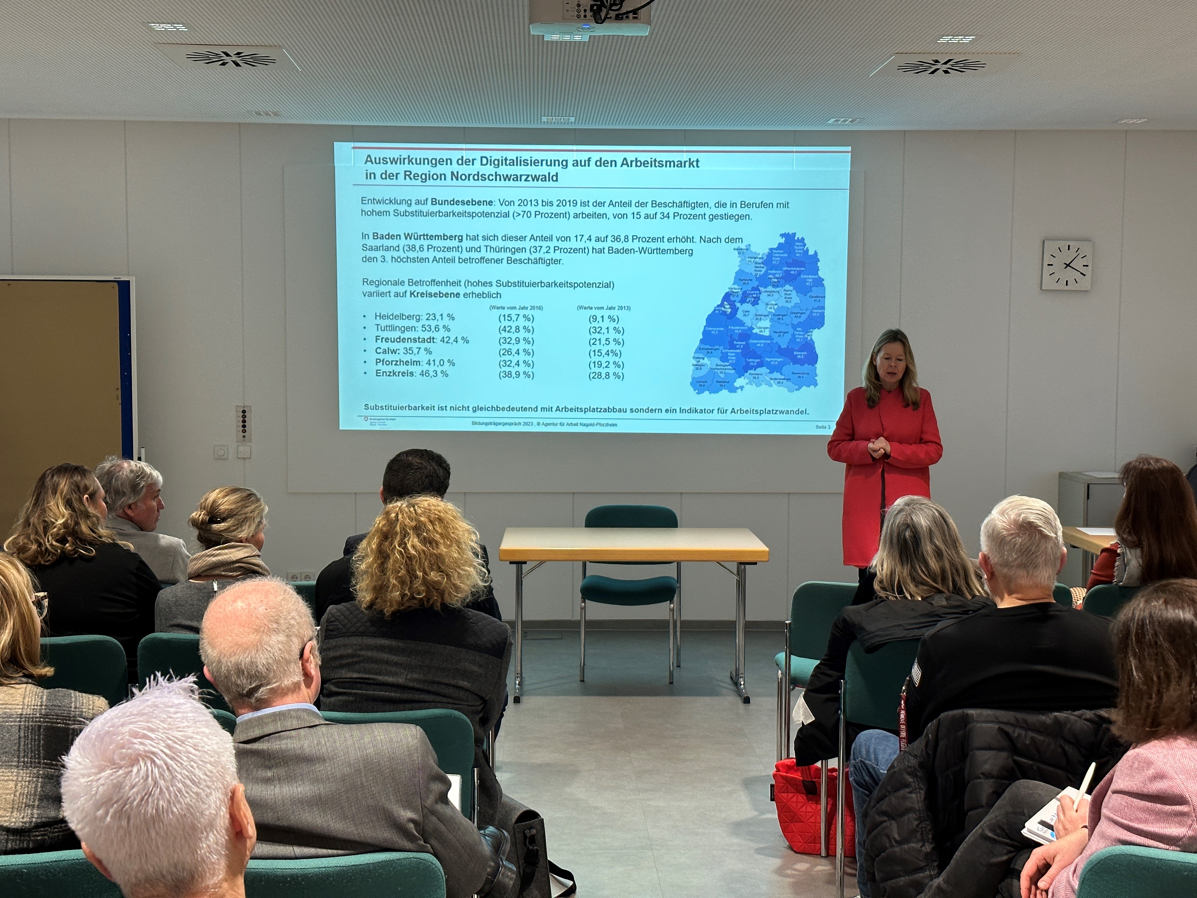 Die Vorsitzende der Geschäftsführung der Agentur für Arbeit Nagold-Pforzheim, Martina Lehmann informierte Vertreterinnen und Vertreter regionaler Bildungsträger über zu erwartende Veränderungen in der Arbeitswelt