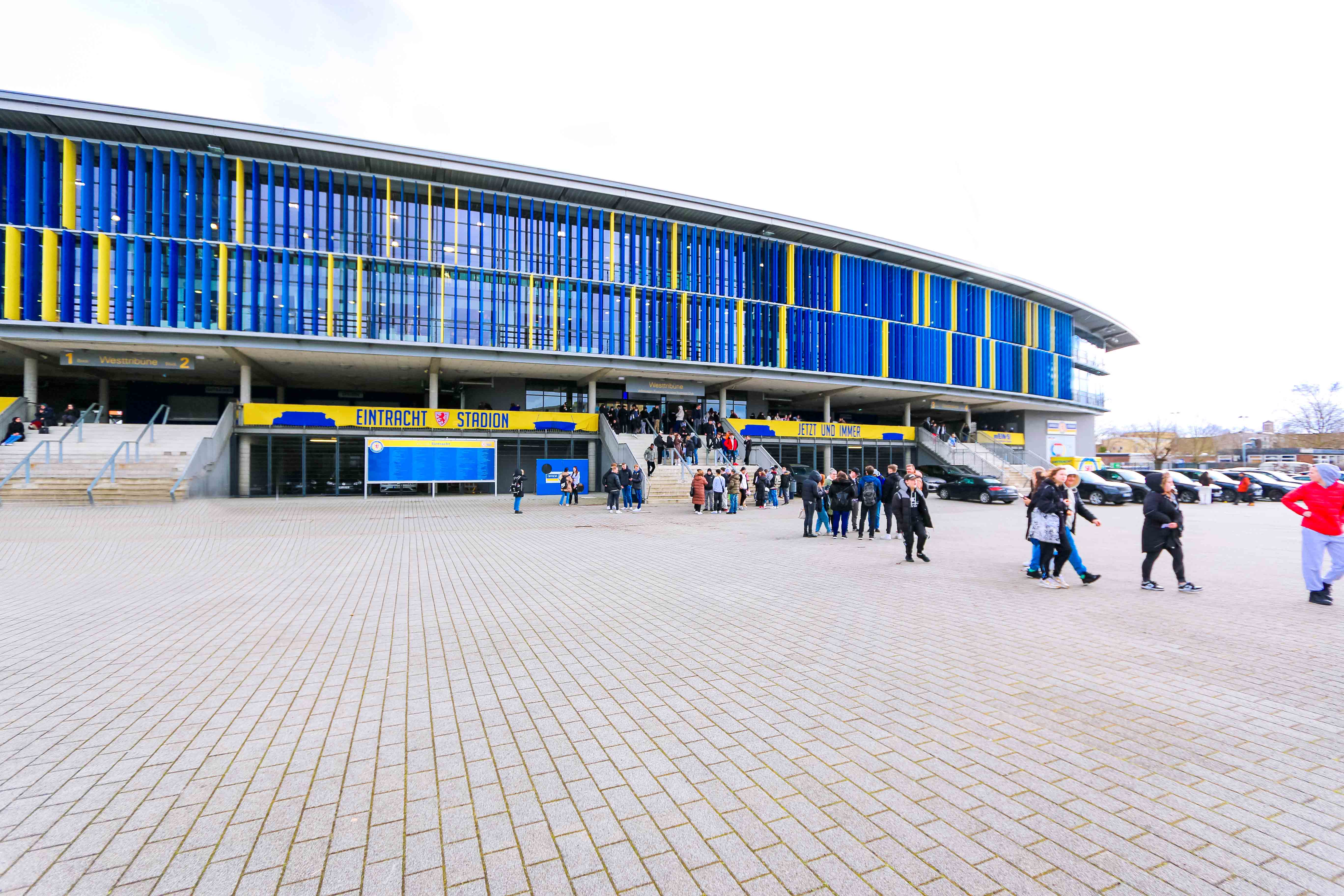 Jugendliche vor dem Eintracht Braunschweig Stadion bei der Ausbildungsmesse 2023