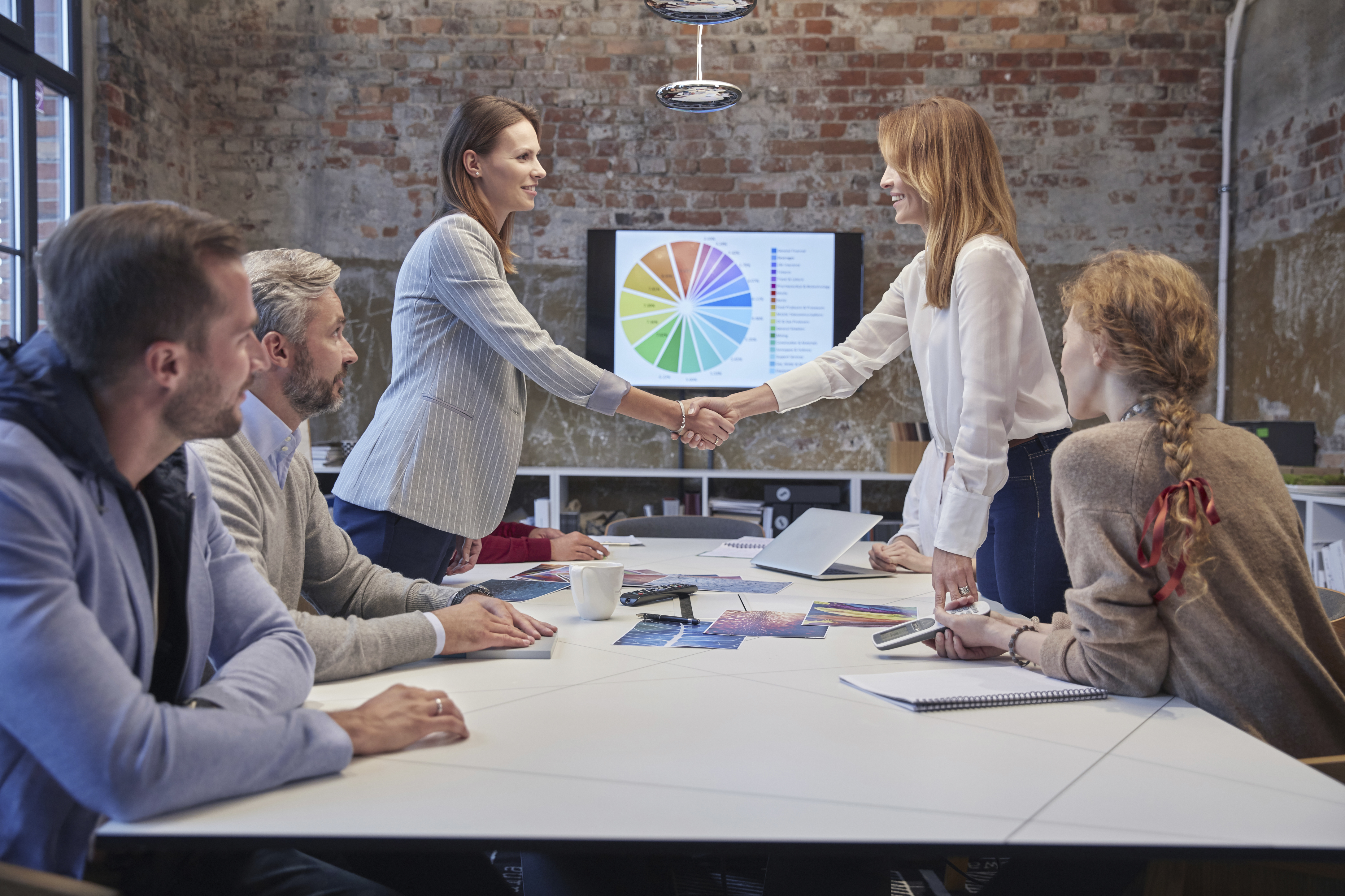 5 Personen im Büro