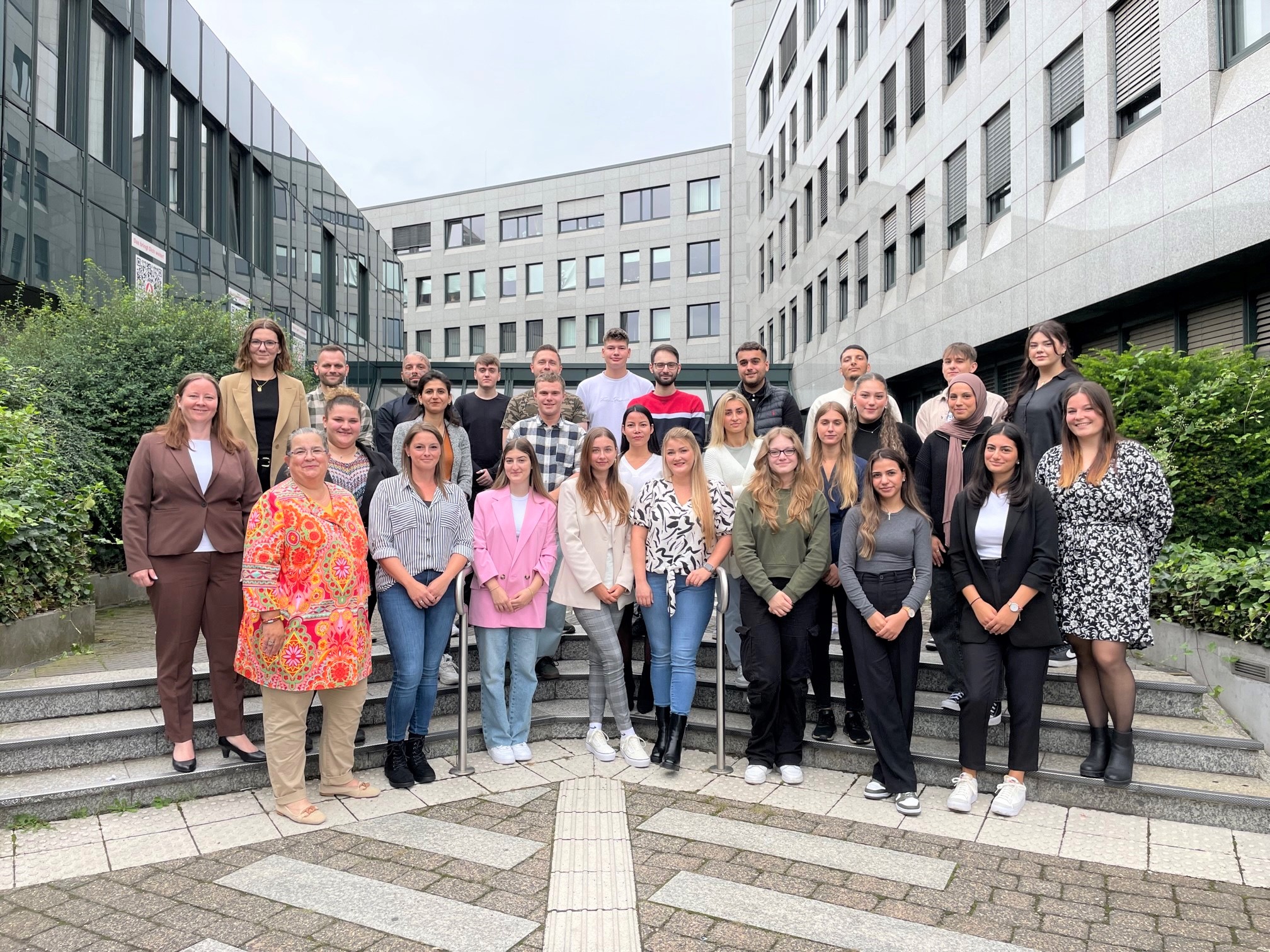 Andrea Demler (vorne links), Vorsitzende der Geschäftsführung der Agentur für Arbeit Essen, begrüßt die neuen Auszubildenden (Foto: Agentur für Arbeit Essen)