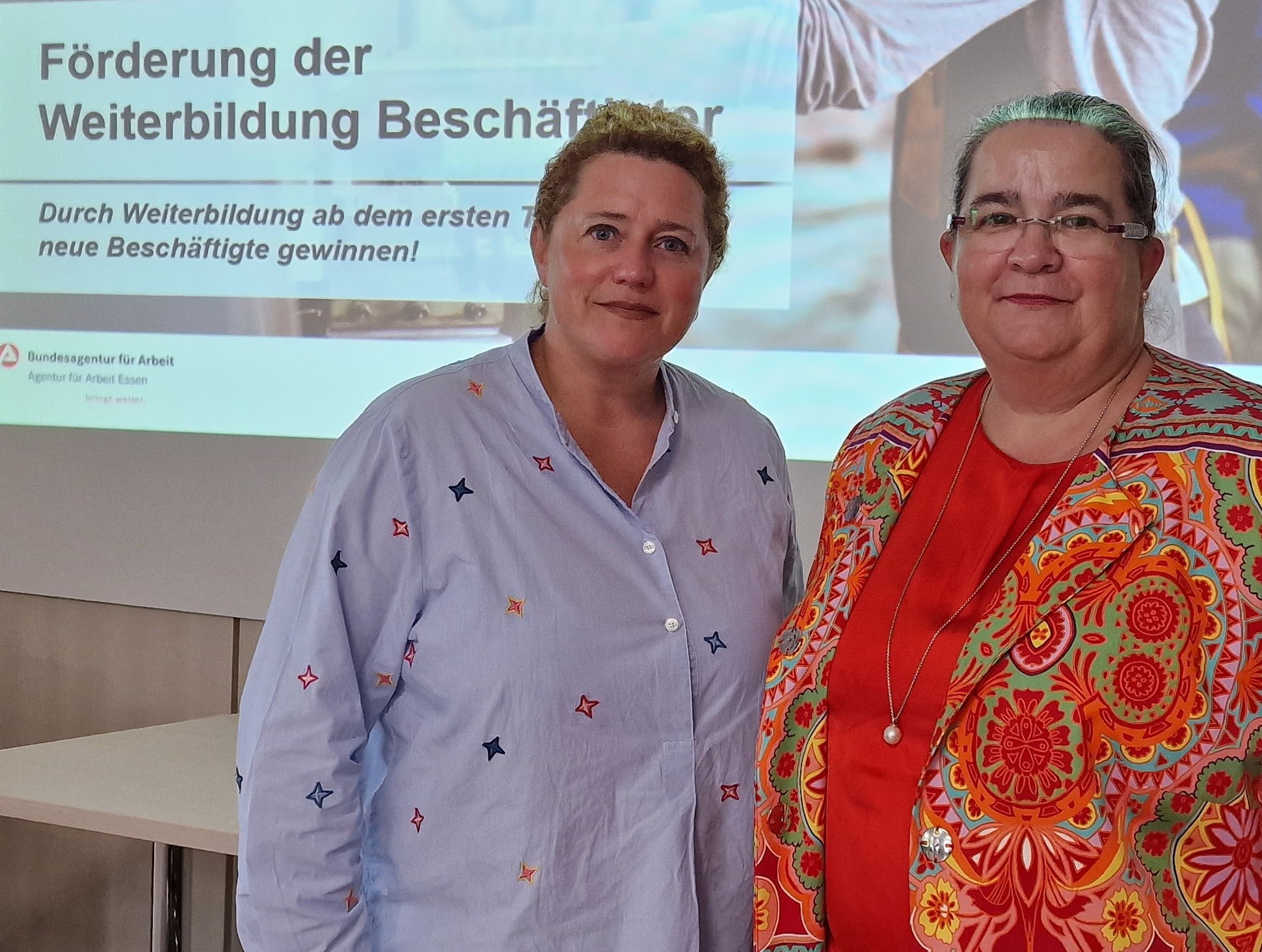Stefanie Seitz (links), Personalreferentin der Terwiege Garten- und Landschaftsbau GmbH, und Andrea Demler, Vorsitzende der Geschäftsführung der Agentur für Arbeit Essen (Foto: Agentur für Arbeit Essen). 