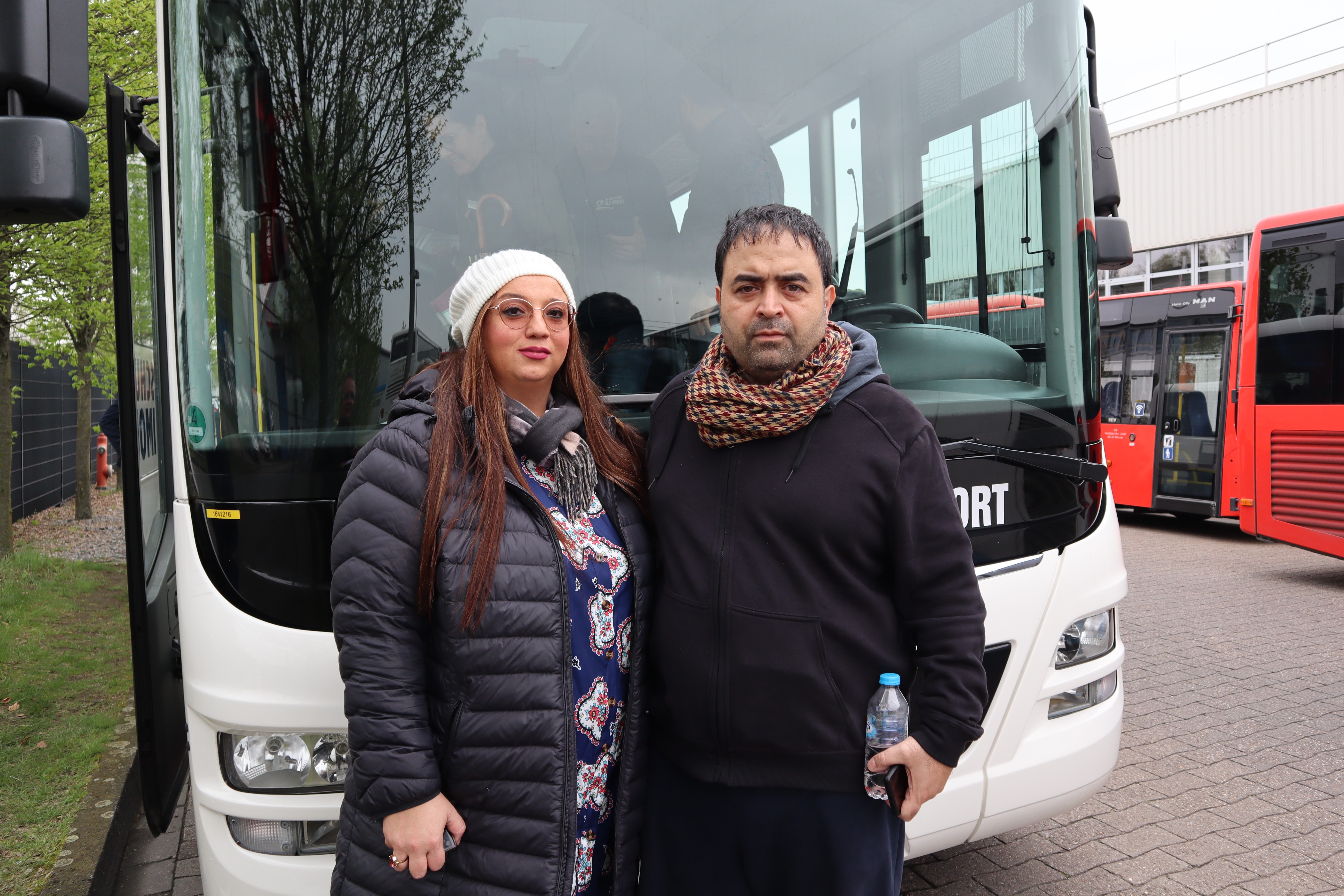 Diana Dorgham und Zoulfekar Dergham möchten gerne Busfahrer werden. Sie nutzten den Aktionstag, um sich zu informieren und das Fahren des 12 Meter langen Fahrzeugs auszuprobieren.