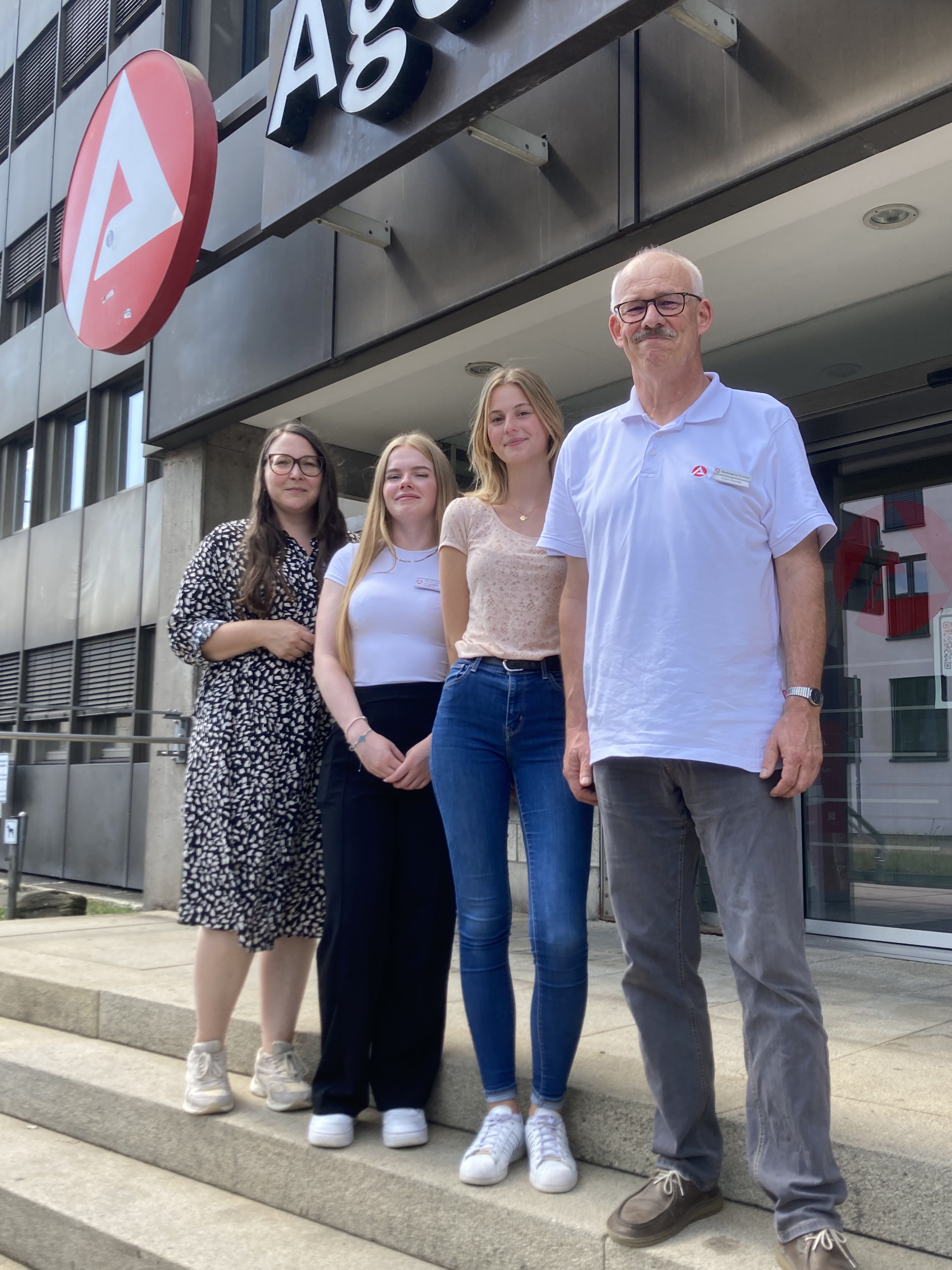 Neue Studierende 2024 Die neuen Studierenden mit Katharina Henkel, Geschäftsführerin Operativ, und ihrem Tutor Frank Kamolz.