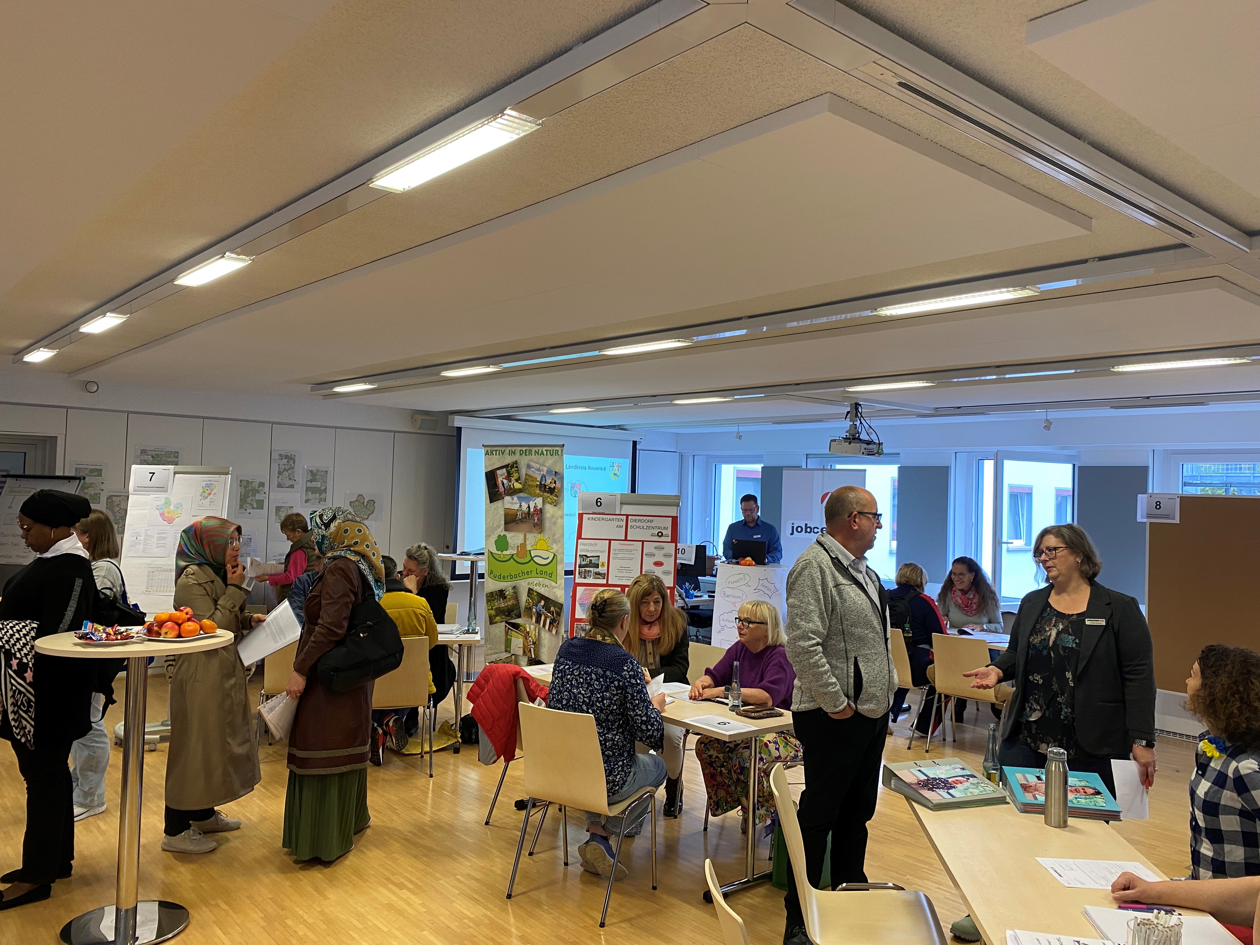 Teilnehmende der Praktikumsbörse KiTa Das Bild zeigt eine Raumaufnahme der Praktikumsbörse