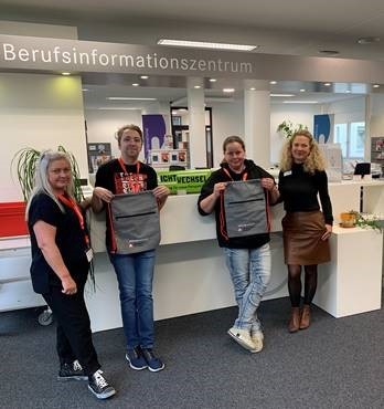 "Schichtwechsel" im Berufsinformationszentrum (BiZ) der Agentur für Arbeit Neuruppin (v.l.n.r.: Anette Groß (Mitarbeiterin BiZ), Ricky Steinmann. Conny Gotthardt (beide aus der Stephanus-Werkstatt), Daniela Kusch (Bereichsleiterin der Arbeitsagentur Neuruppin für die Landkreise OPR und PR)