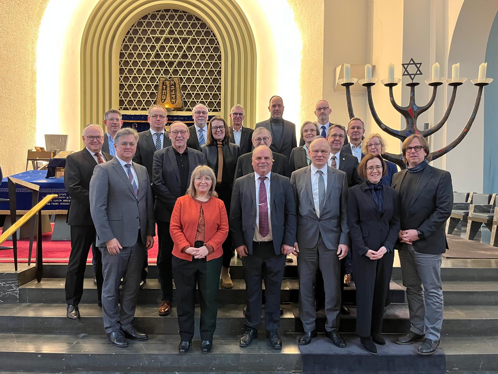 Kölner Behördenleiter mit Abraham Lehrer Kölner Behördenleiter mit Abraham Lehrer