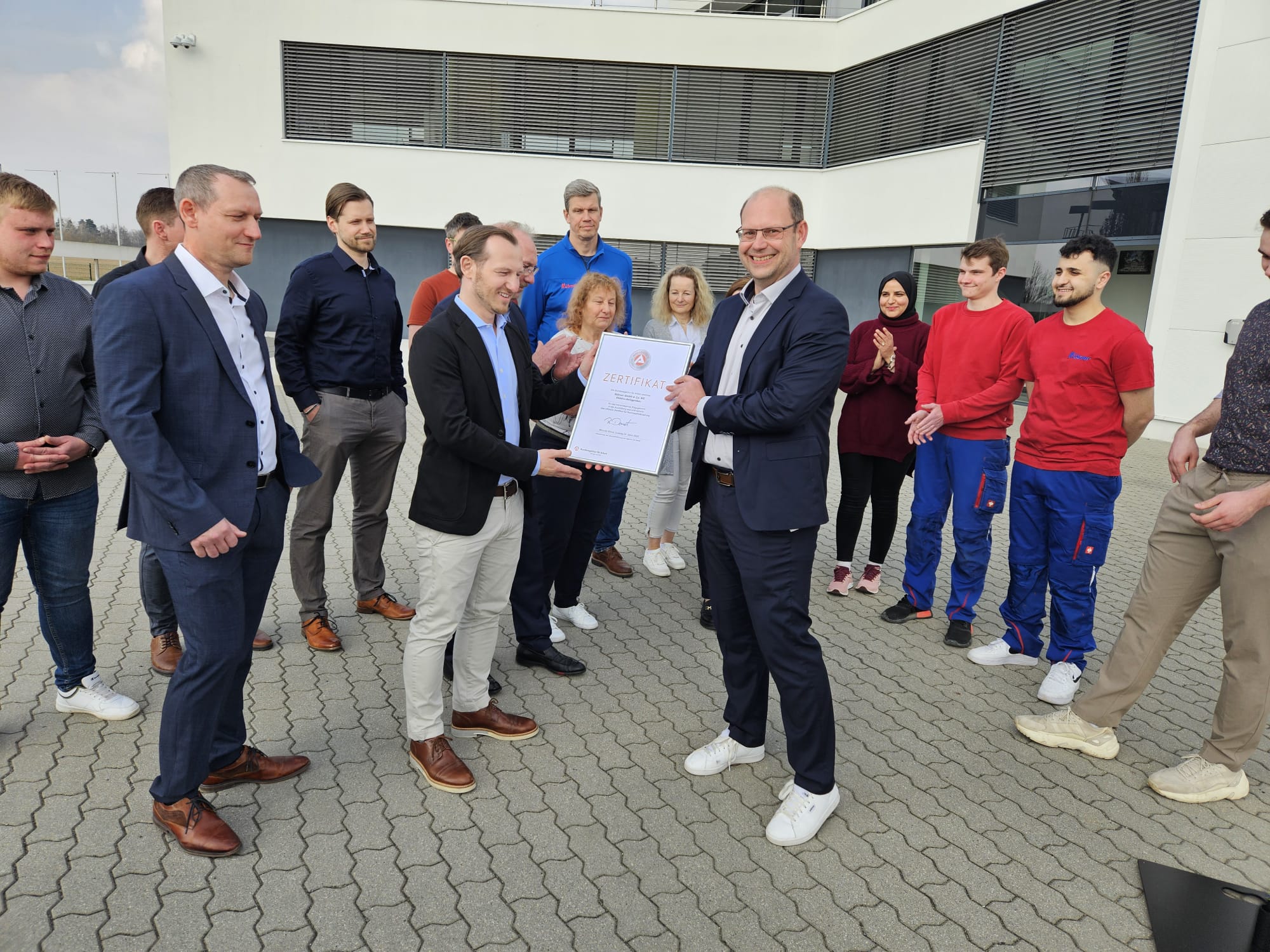 Die Rübner GmbH & Co. KG wurde im Rahmen der bundesweiten Woche der Ausbildung 2025 mit dem Ausbildungszertifikat der Agentur für Arbeit Leipzig ausgezeichnet. Der kaufmännische Geschäftsführer von EAB Rübner, Benjamin Rübner, nimmt das Ausbildungszertifikat 2025 von dem Vorsitzenden der Geschäftsführung der Agentur für Arbeit Leipzig, Ricardo Donat, entgegen (v.l.n.r.).