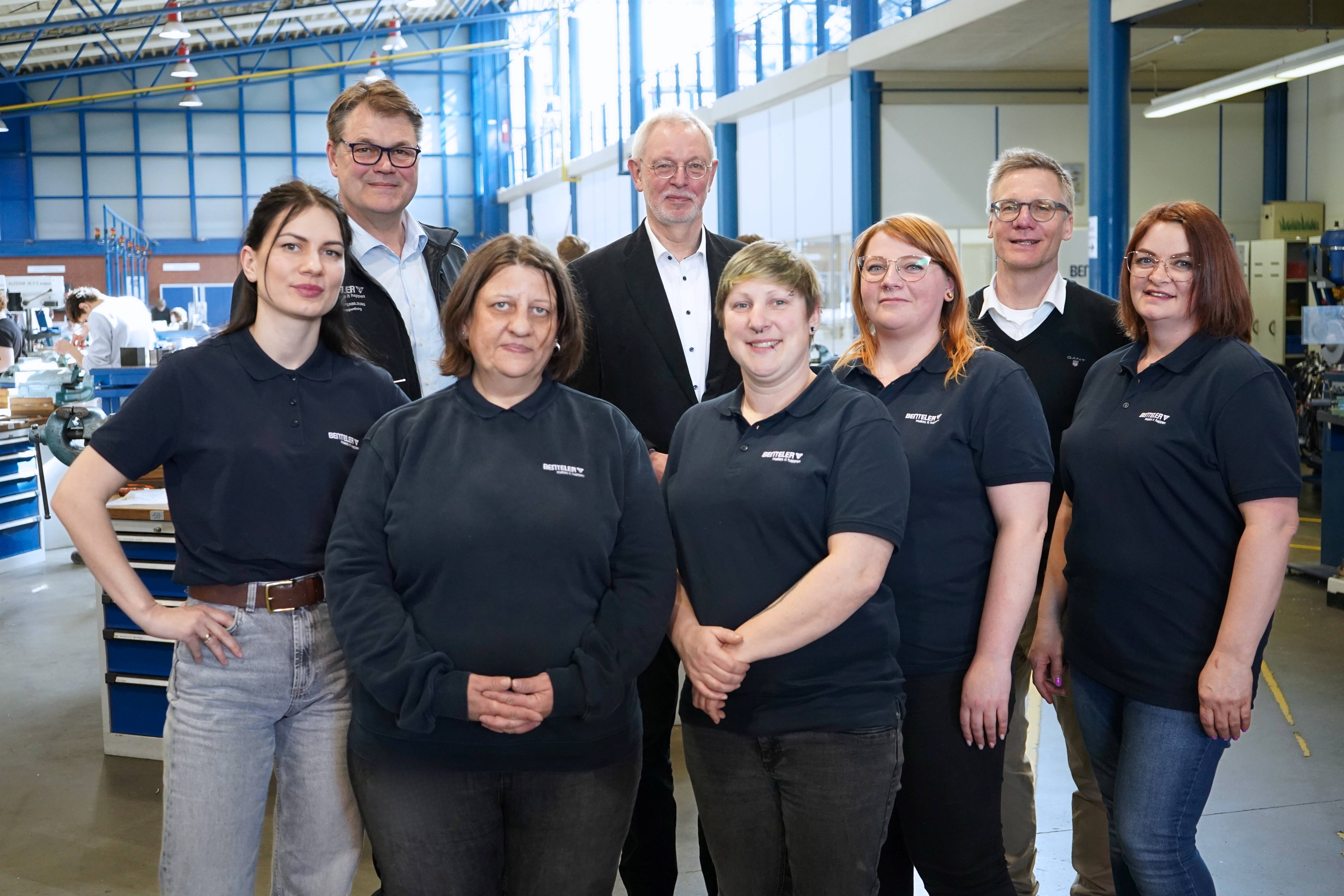 (Quelle: BENTELER) vom heutigen Termin finden Sie im Anhang. Das Foto zeigt von links: Irina Chernik (Umschülerin BENTELER), Antonius Kloppenburg (Teamleiter Umschulung BENTELER), Daniela Elsner (Umschülerin BENTELER), Heinz Thiele (Leiter Agentur für Arbeit Paderborn), Jessica Thielen (Umschülerin BENTELER), Anette Gerschner (Umschülerin BENTELER), Dr. Fabian Fricke (Leiter Ausbildung BENTELER), Valentina Isaak (Umschülerin BENTELER)