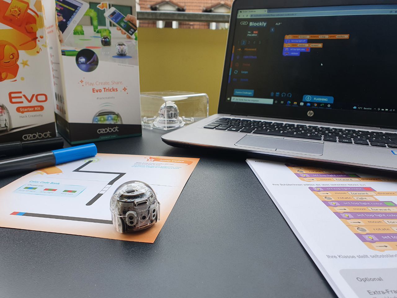 Bei der Mitmachaktion steuert man einen kleinen Roboter mit Farbcodes und entdeckt spielerisch die Welt des Programmierens.