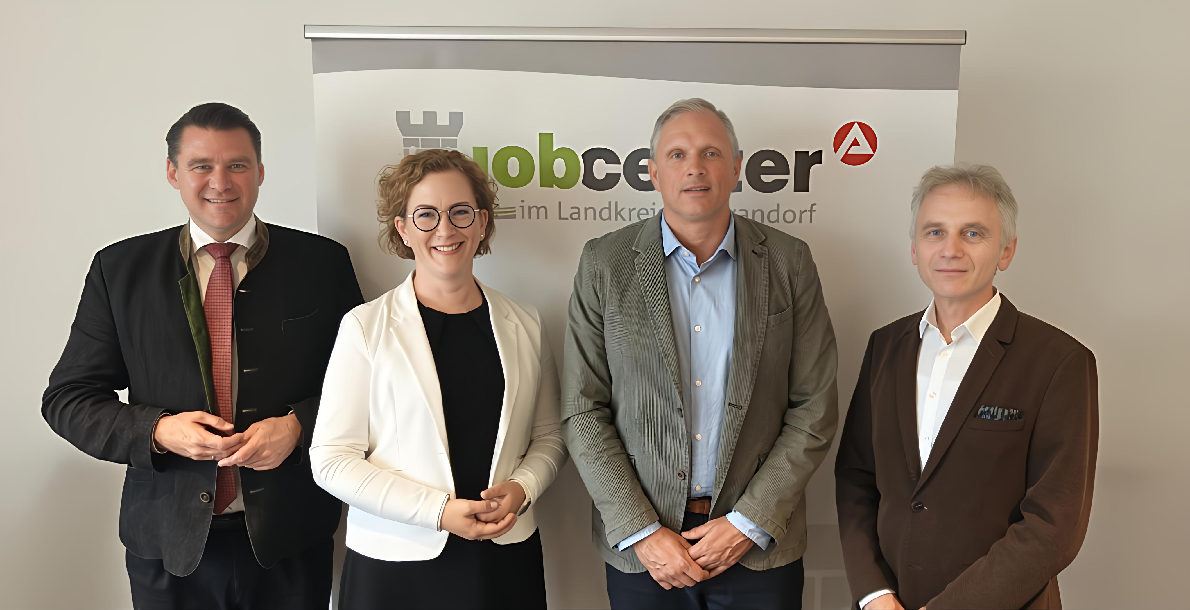 Verabschiedung Geschäftsführerin des Jobcenters Landrat Thomas Ebeling, Dominique Gottwald, Thomas Rinner, Vorsitzender der Geschäftsführung der Agentur für Arbeit Schwandorf Siegfried Bäumler