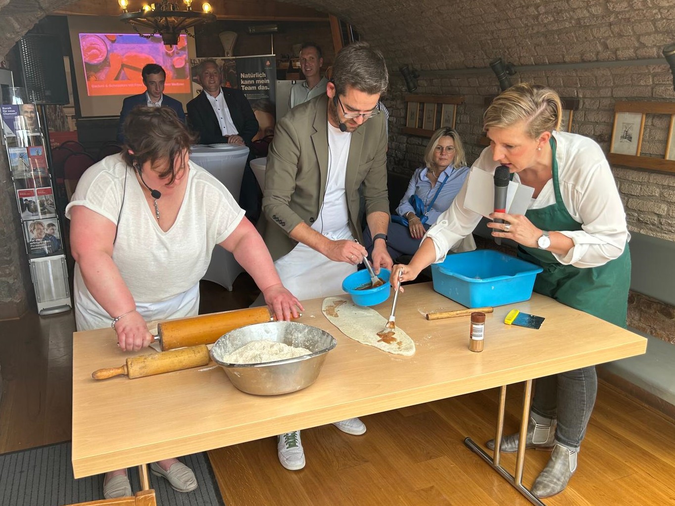 Moderatorin Andrea Franken (r.) interviewte Nicole Schoofs (L.N. Schaffrath) und Tino Meißner (ABS Safety) zu ihren Erfahrungen mit internationalen Beschäftigten. 