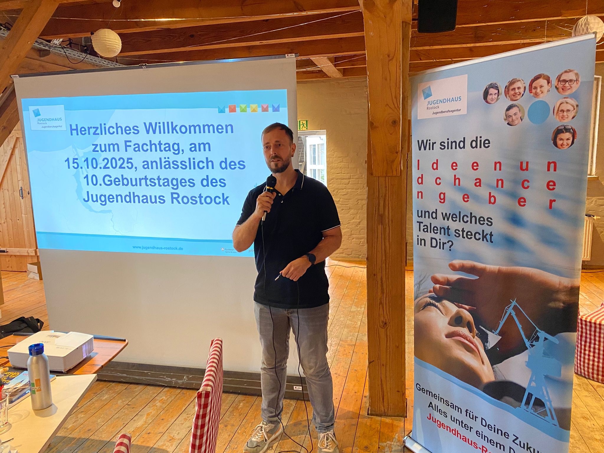 Jugendhaus Rostock 10 Jahre Moderator Erik Schmidtke bei der Eröffnung der Fachtagung anlässlich des Jubiläums