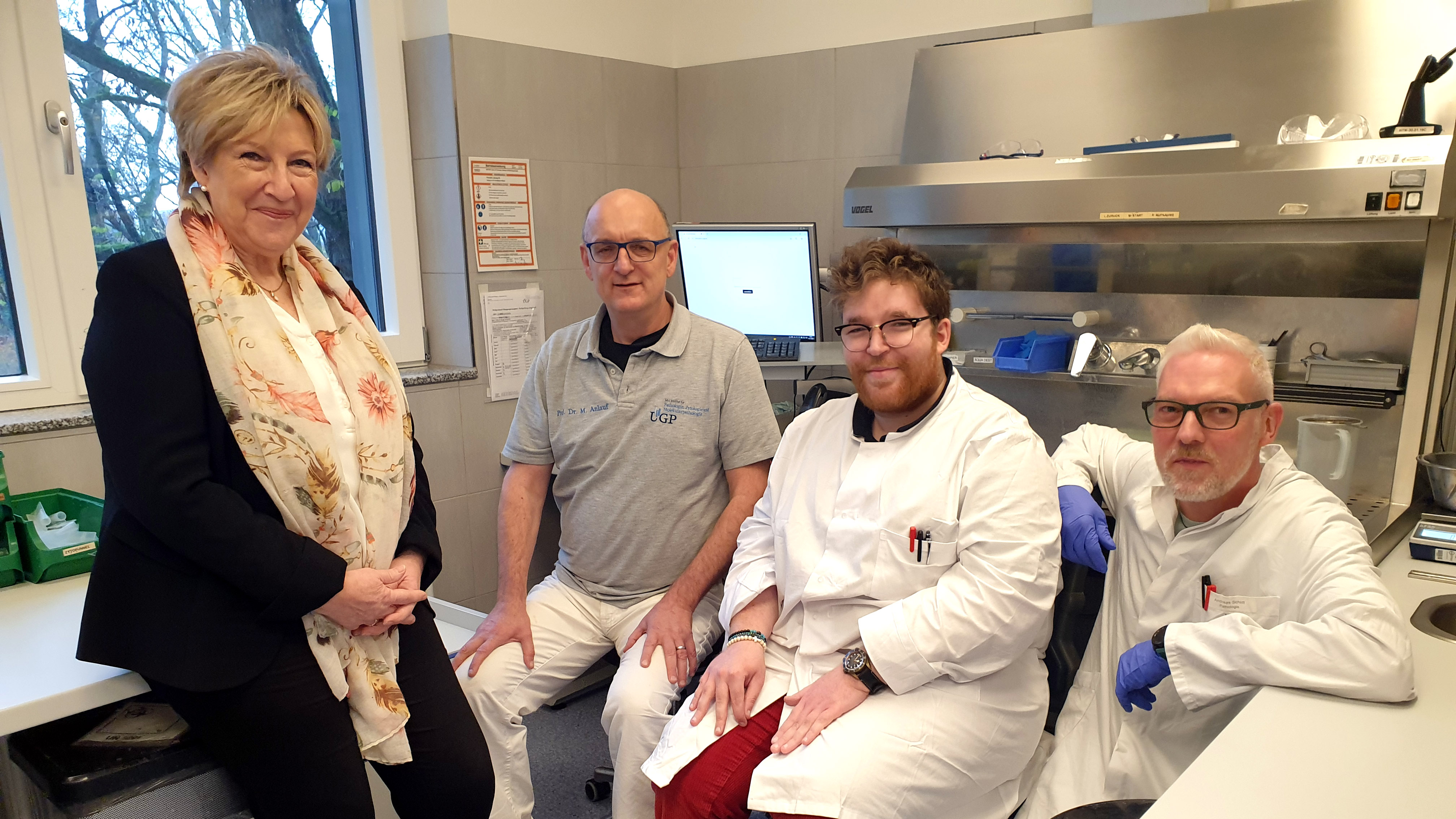 Anastasios Tsarnos an seinem Arbeitsplatz