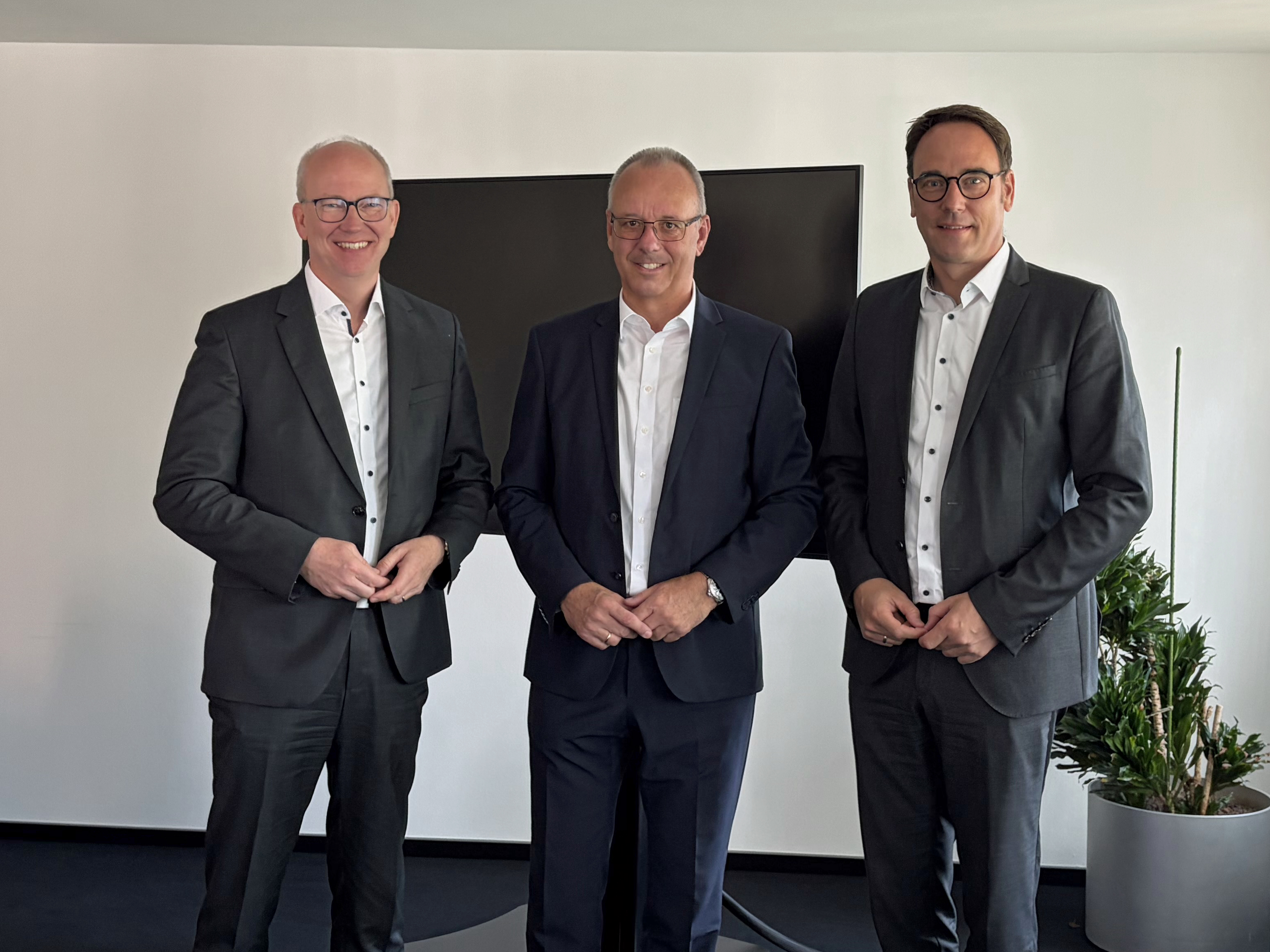 Herr Hagemeier, Herr Höner und Herr Fahnemann stehen nebeneinander und schauen freundlich.
