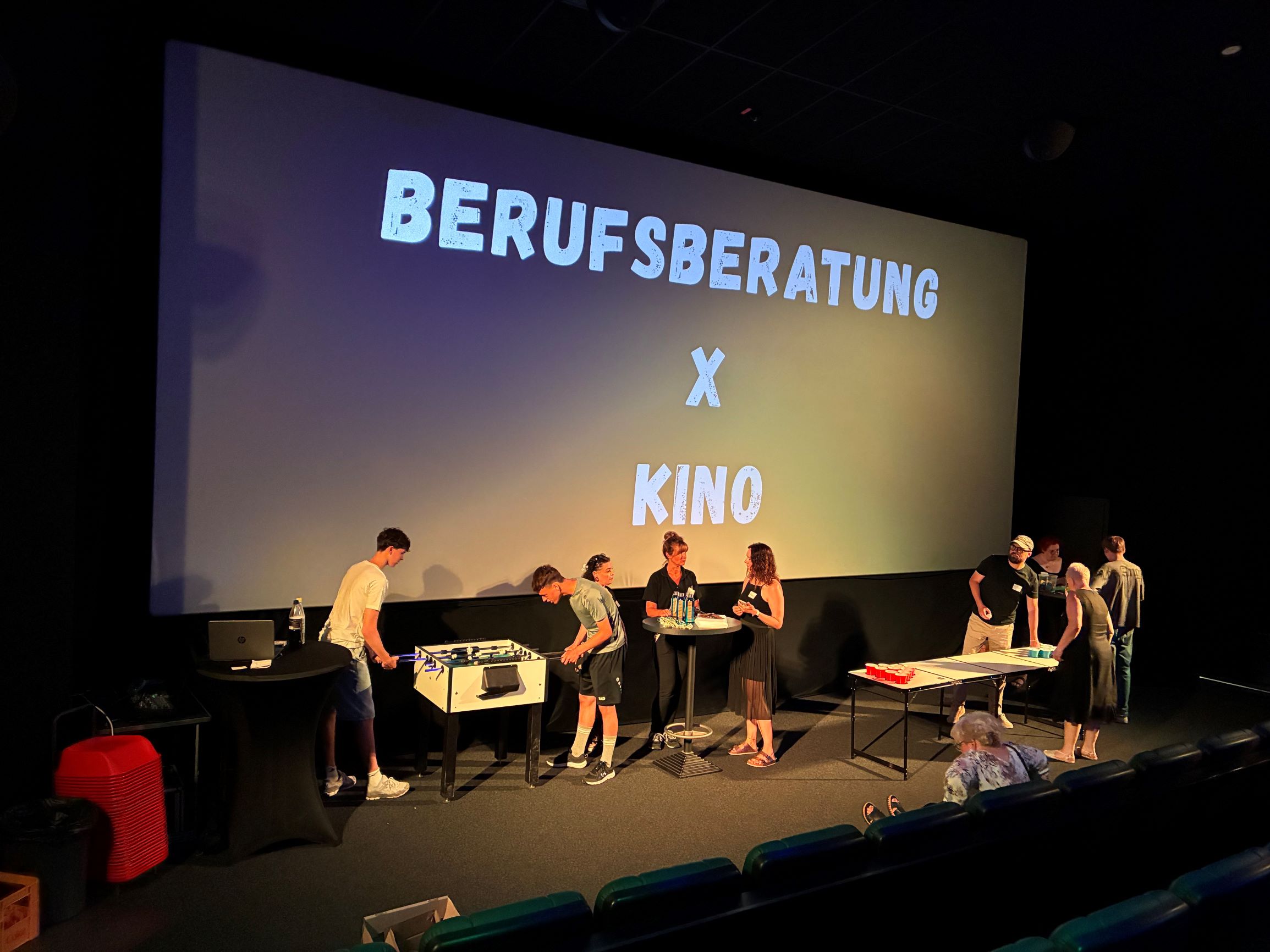 Mitarbeiter*innen der Jugendberufsagentur und Schüler*innen