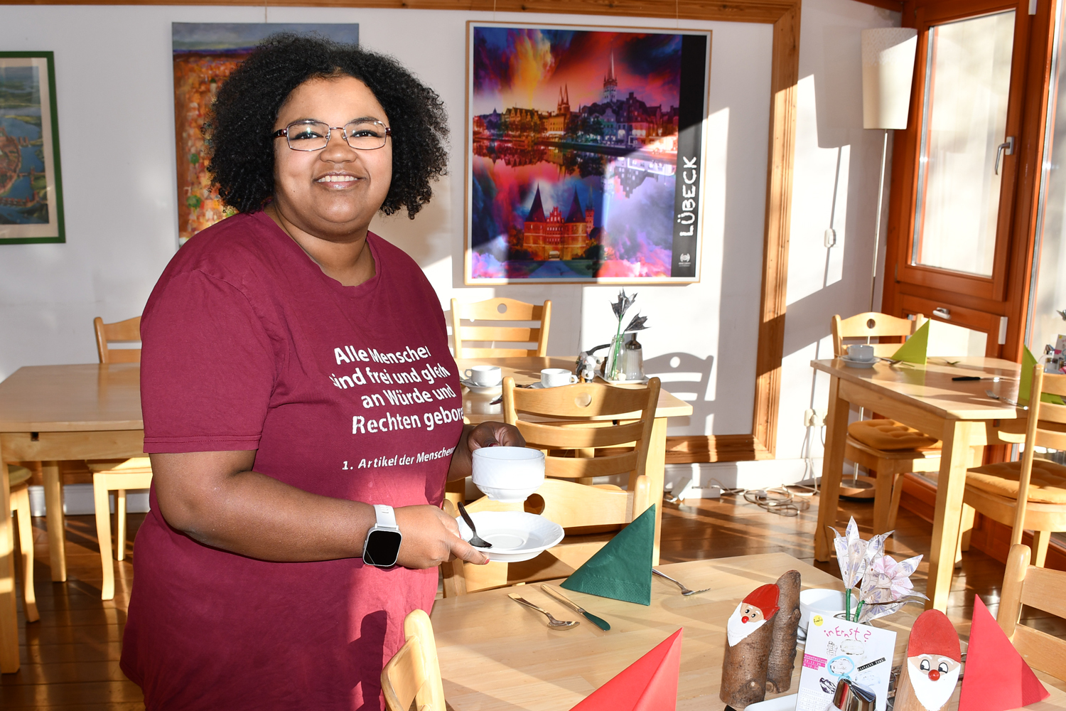 Mitarbeiterin im Hotel bereitet das Frühstück vor