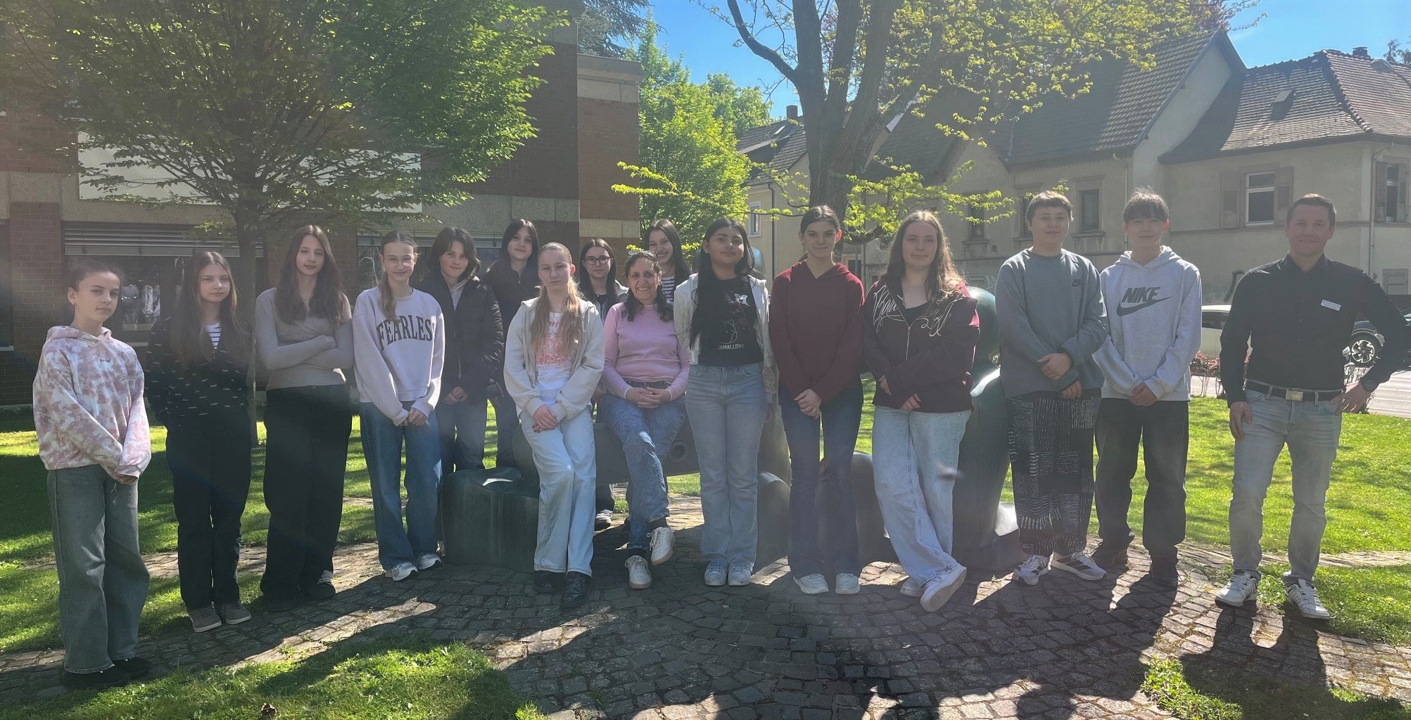 12 Mädchen und 3 Jungen zusammen mit dem Bereichsleiter und Berufsberaterin im Freien