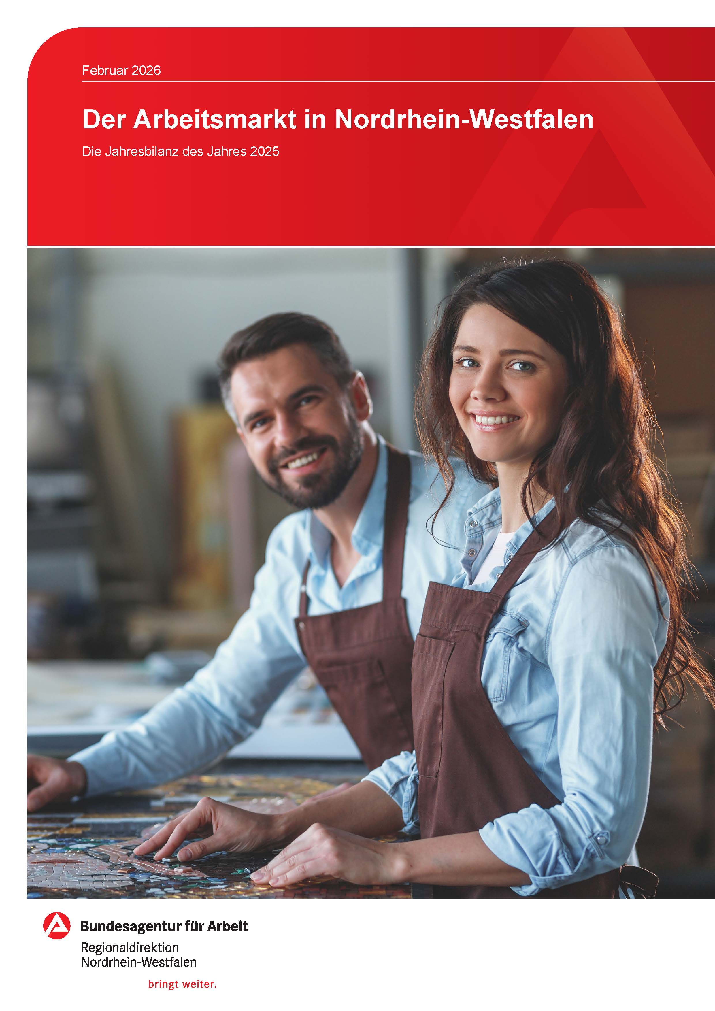 Auf dem Bild sind eine Frau uns ein Mann in Arbeitsschürzen  zu erkenn die freundlich lächeln.