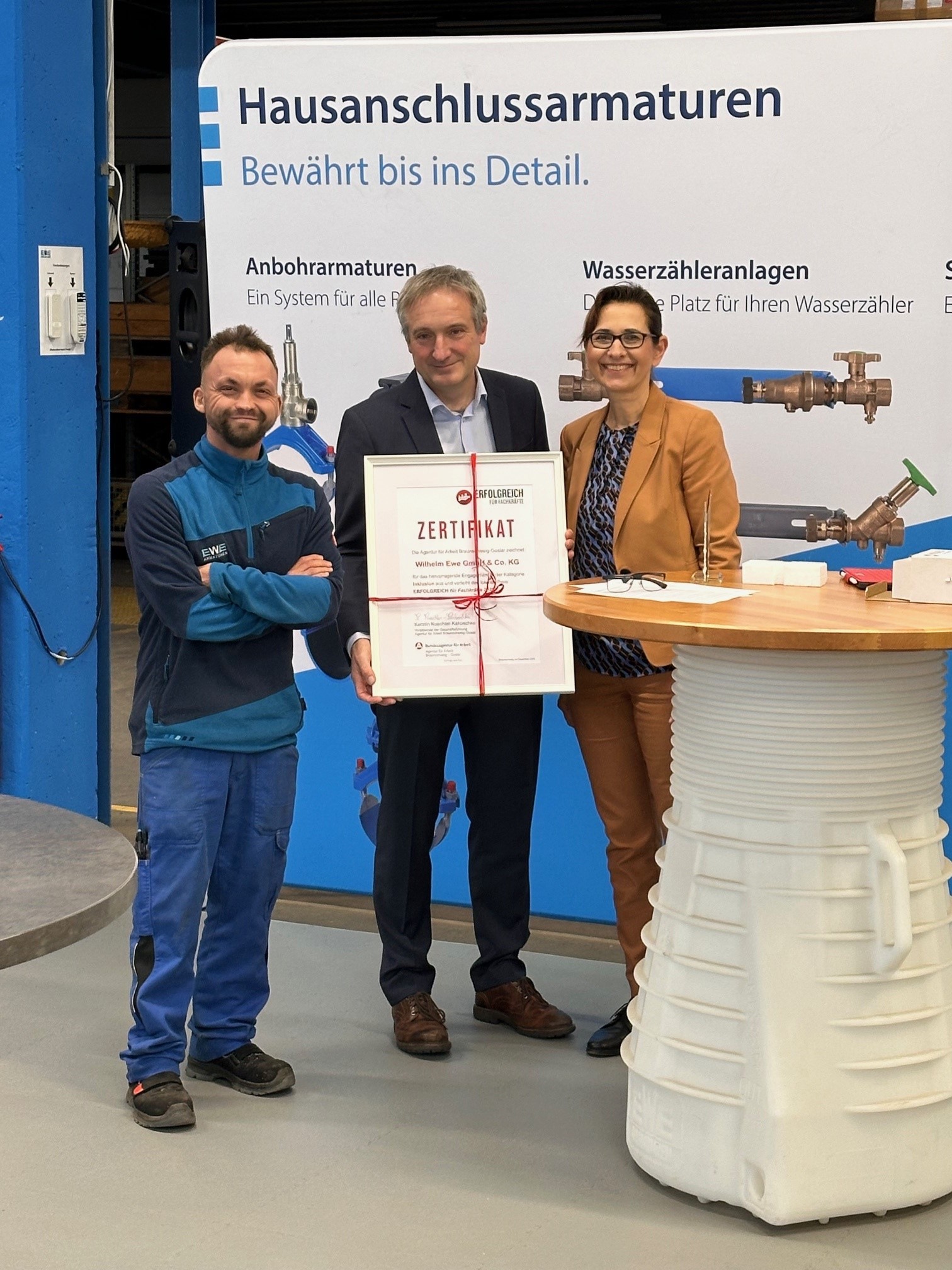 Freuen sich über den Preis: v.l.: Dennis Bonneik, Jan-Peter Ewe und Kerstin Kuechler-Kakoschke Frau Küchler-Kakoschke verleiht das Zertifikat