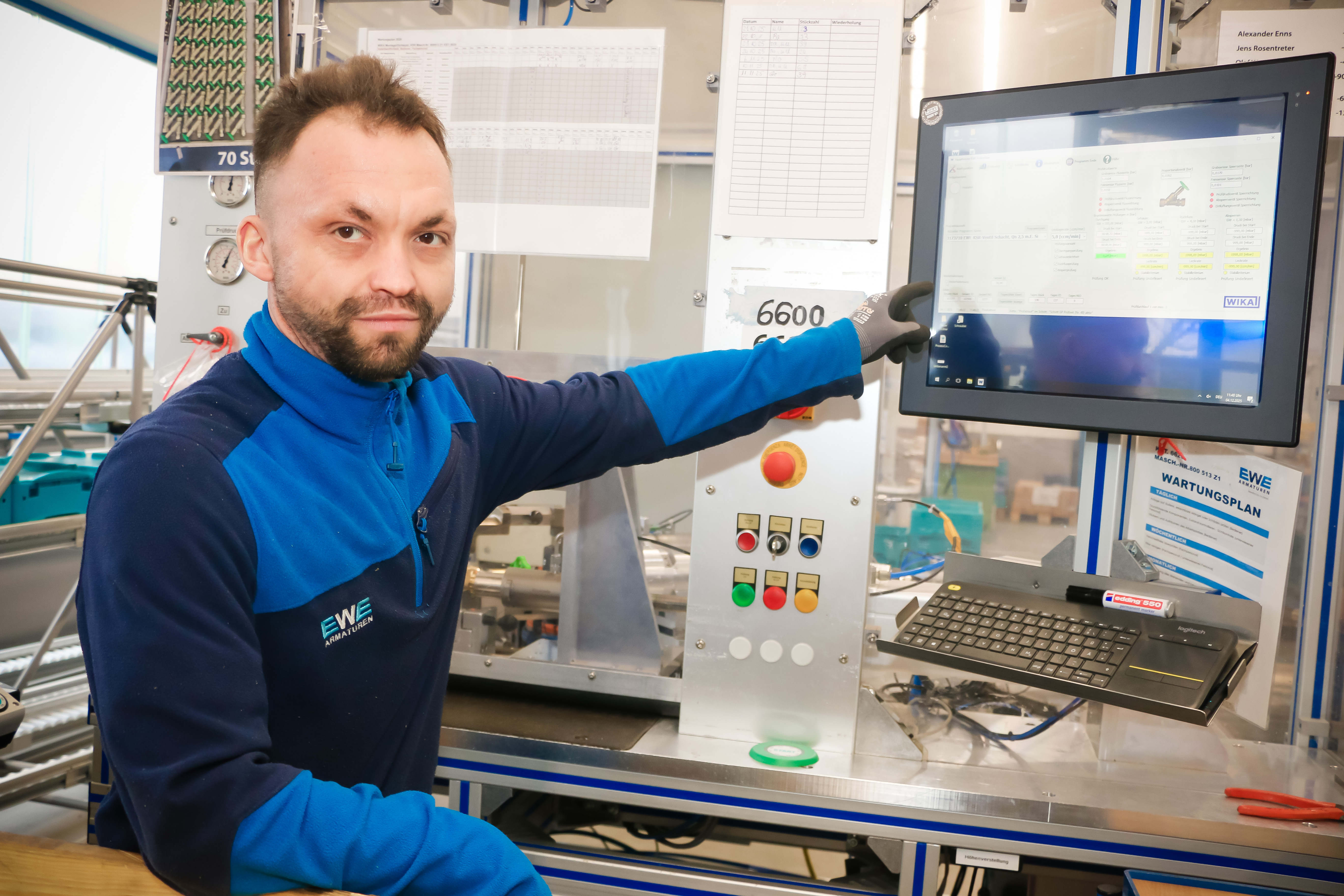 Mann stellt am Computer der Maschine ein 