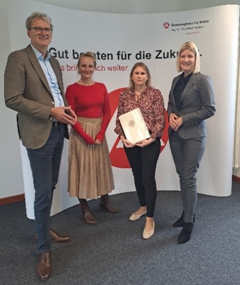 Daniela Krause präsentiert ihre Urkunde für langjährige engagagierte Mitarbeit.