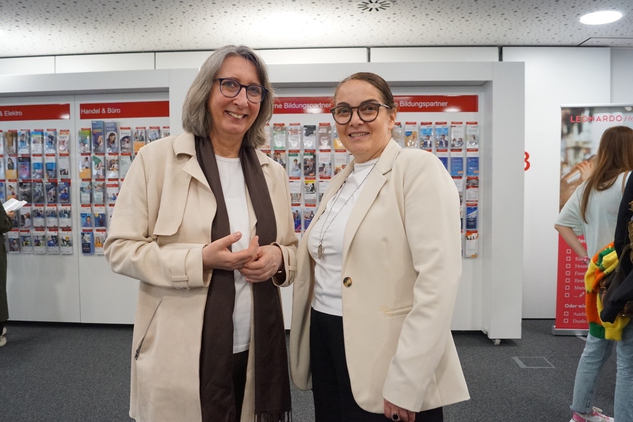 Birgitta Kubsch-von Harten (links) und Personalleiterin Bona`me Sylvia Silz. Foto: Agentur für Arbeit