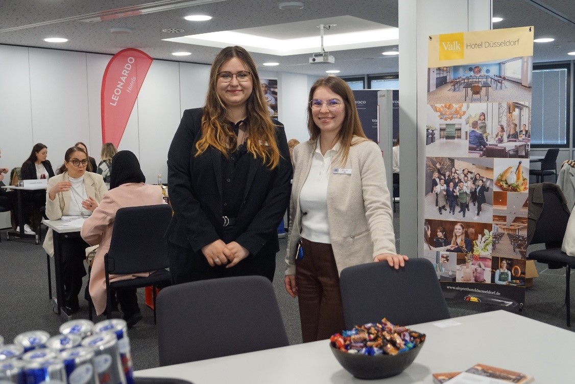 stellv. Personalchefin des Maritim Hotel Düsseldorf, Jasmin Seiß (rechts) und Azubi Allina Moll. Foto: Agentur für Arbeit