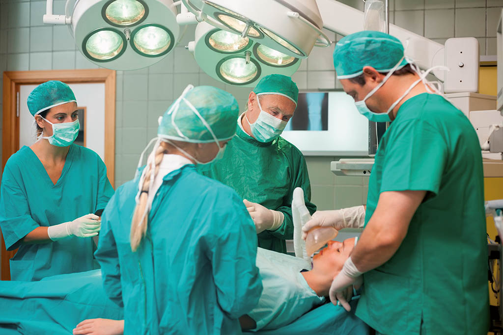 Ein Operationsteam führt im Krankenhaus einen chirurgischen Eingriff durch