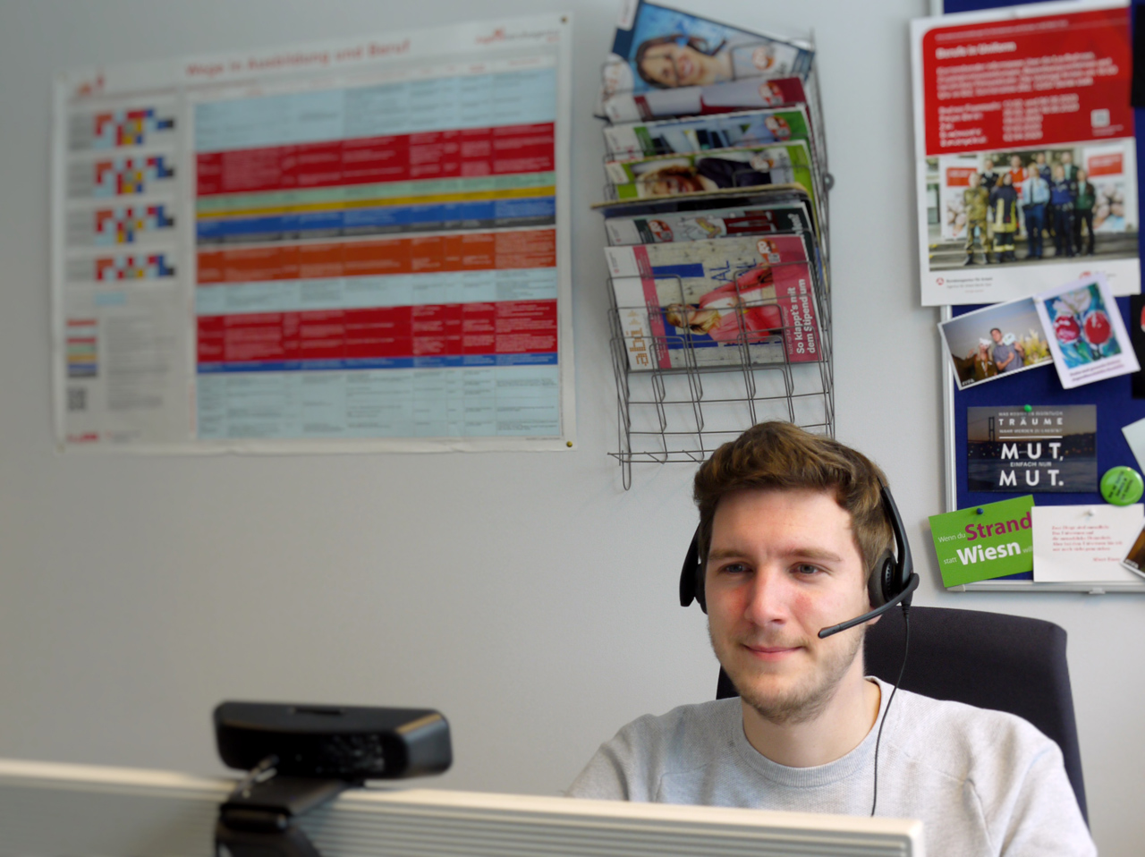 Berufsberatung per Video Abbildung zeigt Berufsberater Philipp Boß in seinem Büro