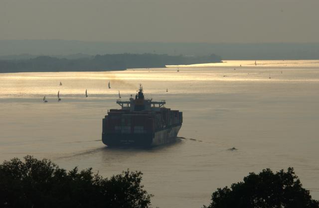 Seeschiff auf der Elbe in der Abendsonne