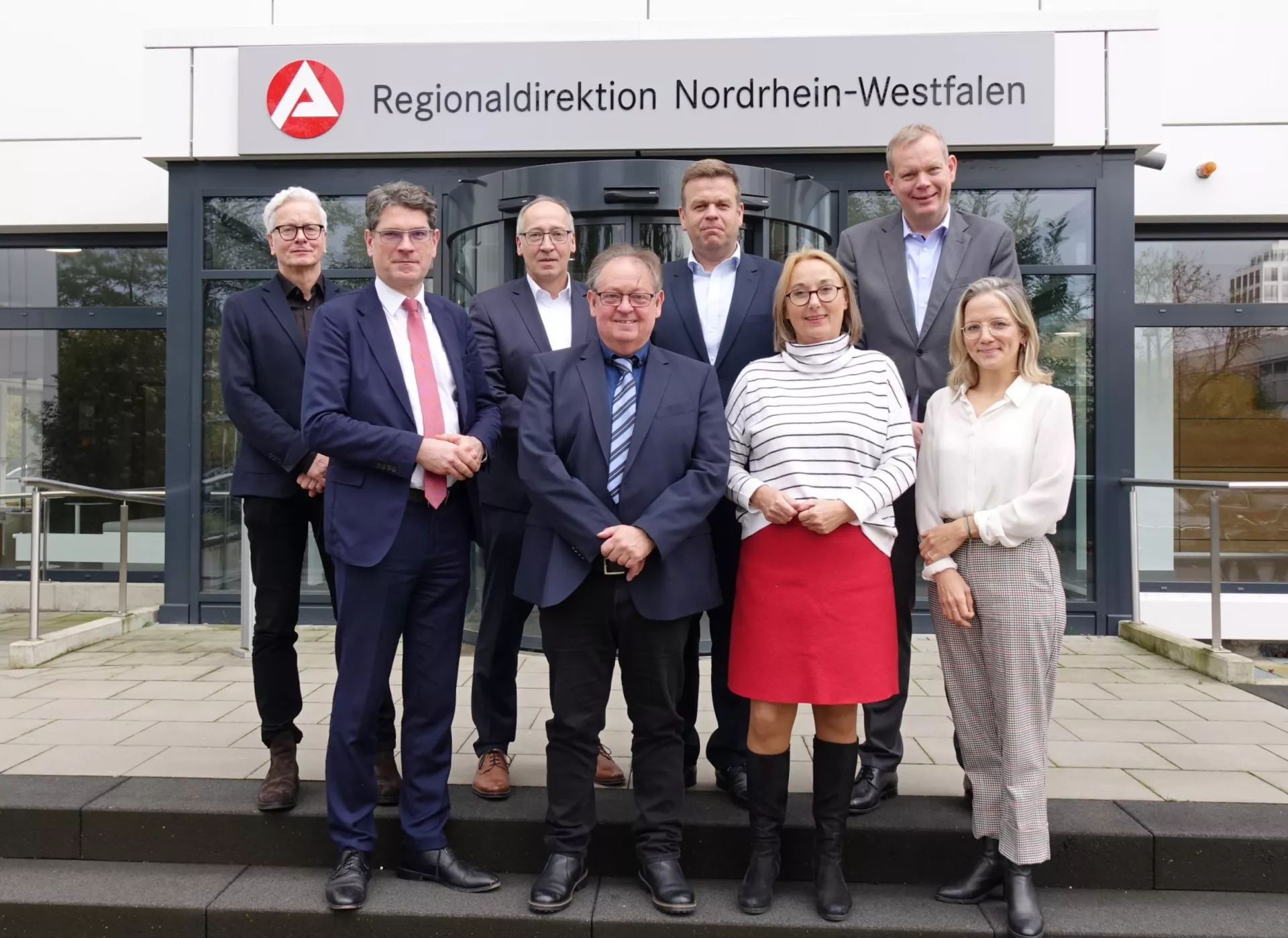 Auf dem Foto stehen acht Personen vor dem Gebäude der Regionaldirektion Nordrhein-Westfalen.