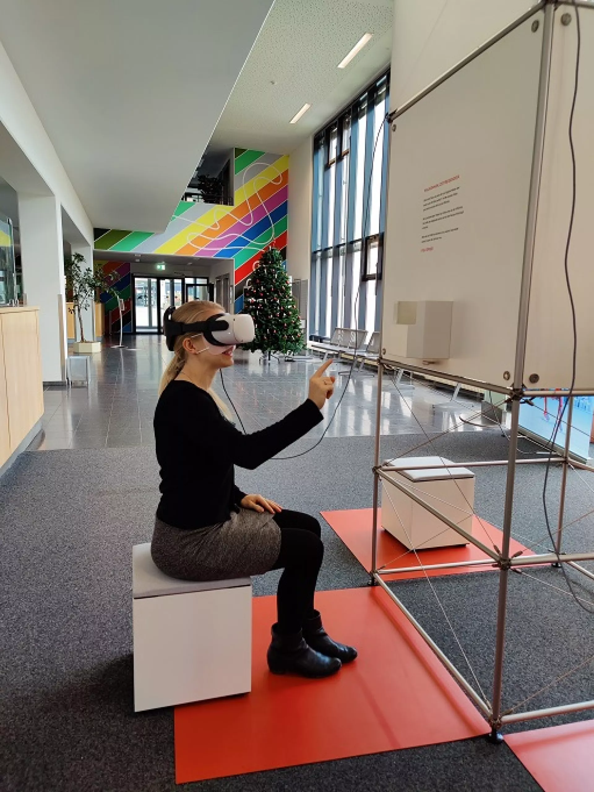 Sitzende Frau mit VR Brille