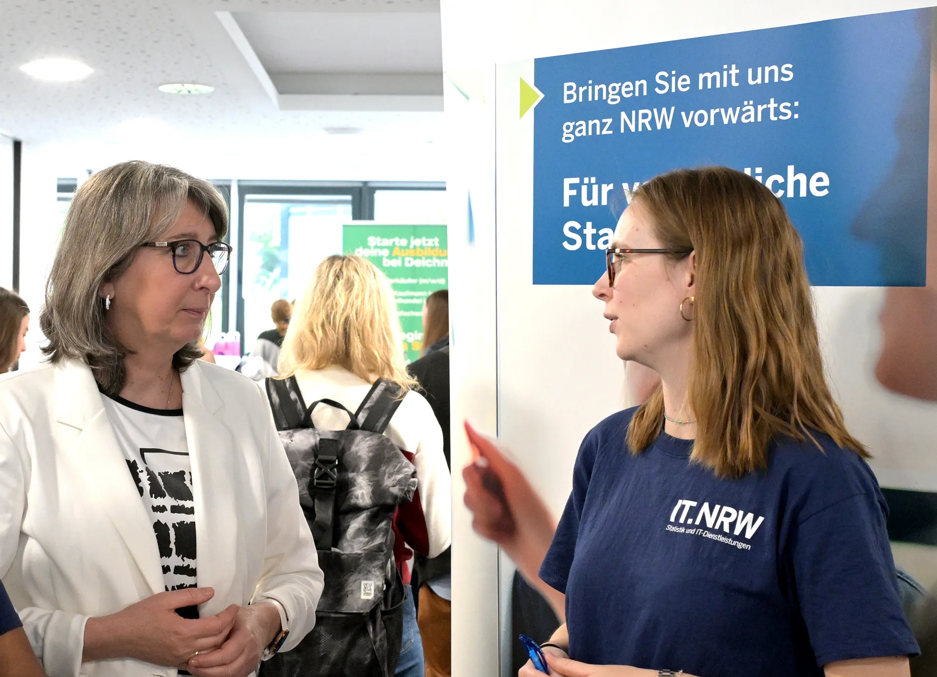 Die Leiterin der Arbeitsagentur im Gespräch mit Maximiliane Odenthal von IT-NRW