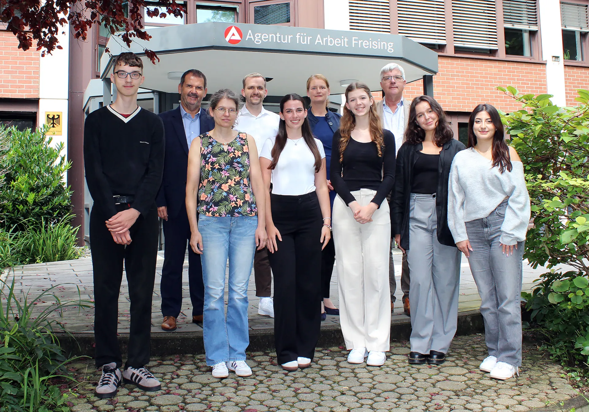 Gruppenbild der Geschäftsführung der Agentur für Arbeit Freising mit den sechs neuen Azubis.