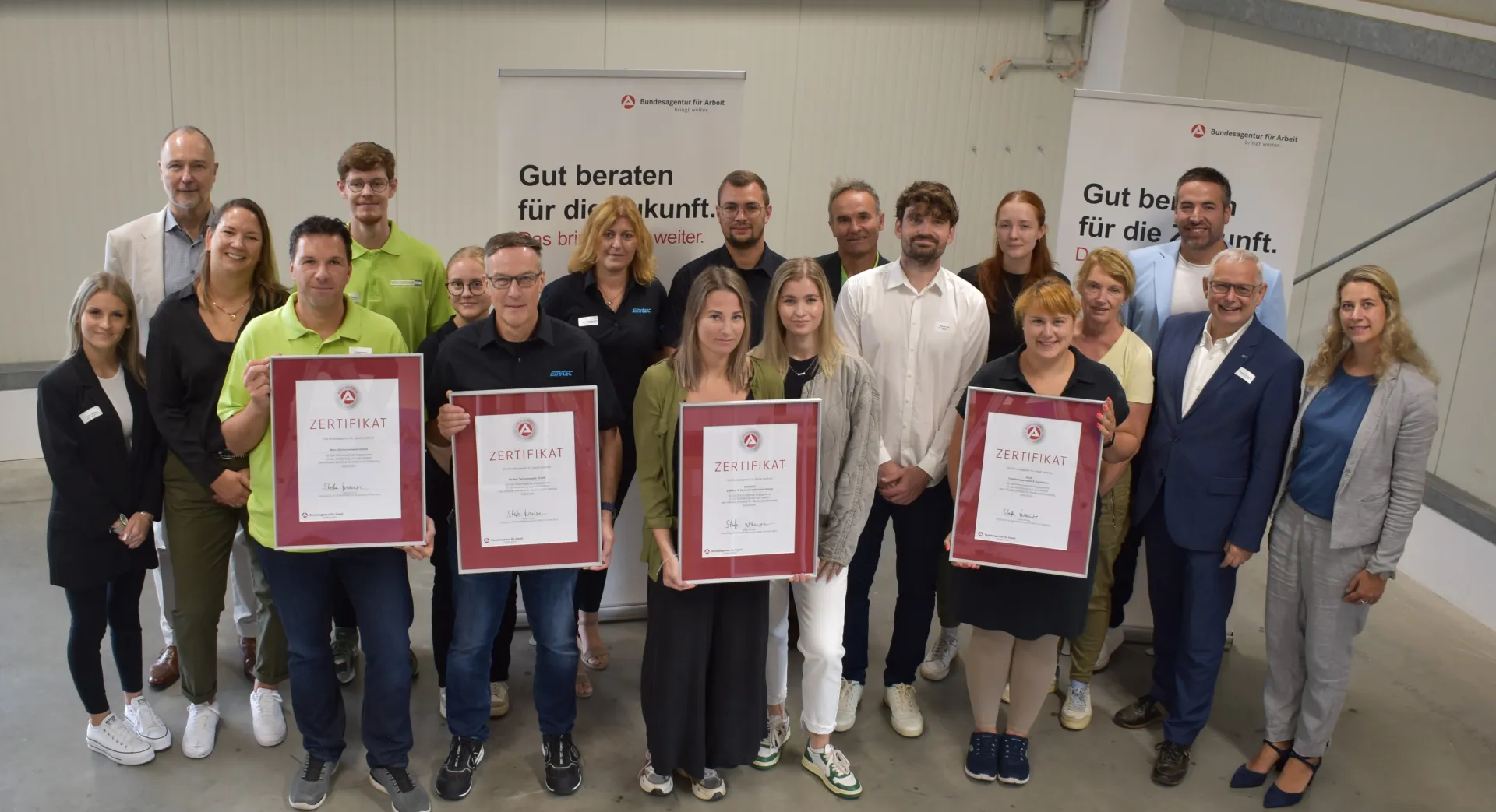 Die Vertreterinnen und Vertreter der ausgezeichneten Unternehmen zusammen mit Stefan Krause, Agentur für Arbeit Bonn, (2. v. r.), Johannes Auen, Landwirtschaftskammer NRW Kreisstelle Rhein-Kreise, (8. v. l.), Roberto Lepore, Handwerkskammer zu Köln, (3. v. l.), Jürgen Hindenberg, IHK Rhein-Sieg,(2. v. l.) und Janin Fester, Kreishandwerkerschaft Bonn/Rhein-Sieg (1. v. l.).