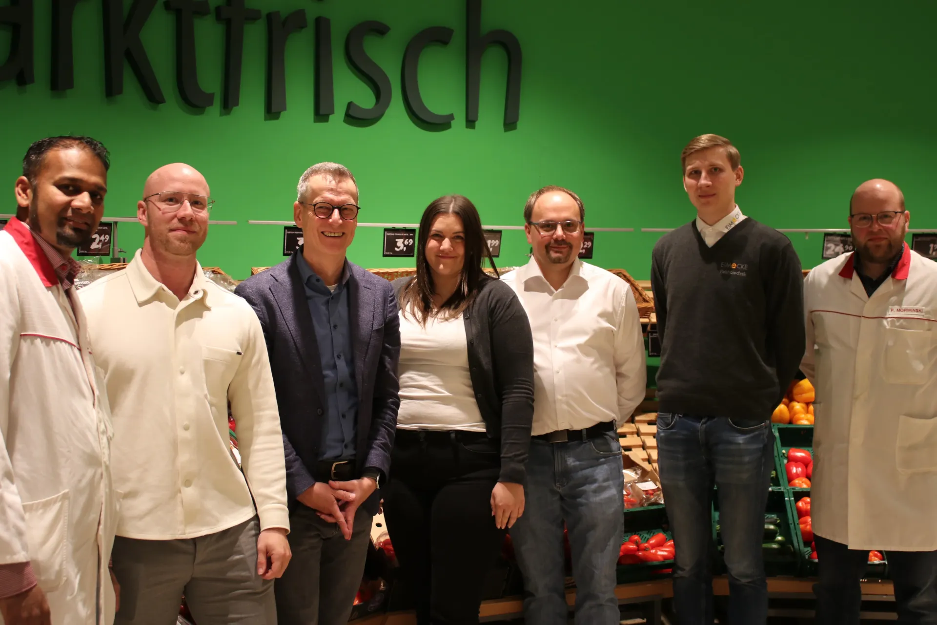 Eine Gruppe von Personen in einem Supermarkt