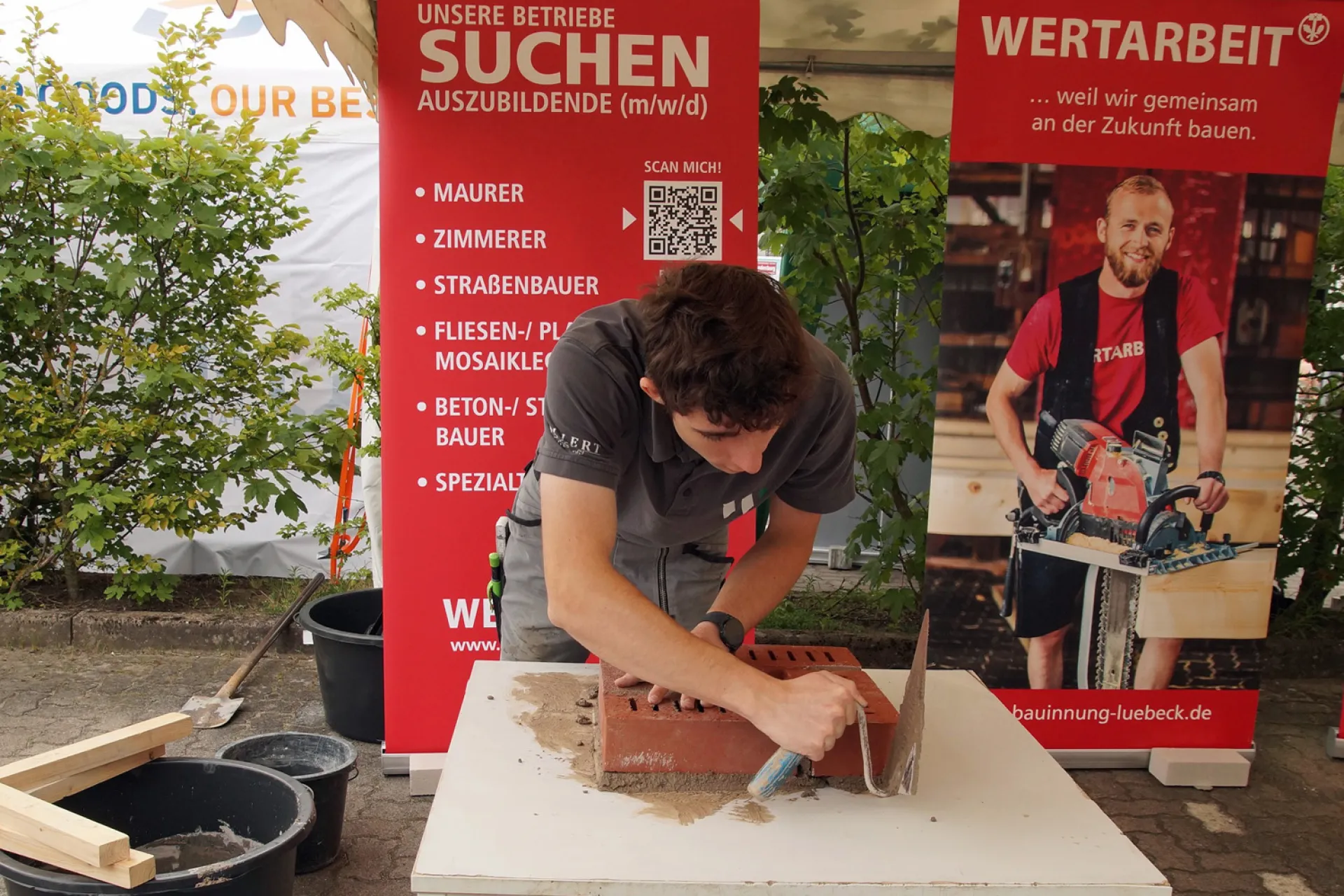 Ein Azubi zeigt Maurerarbeit