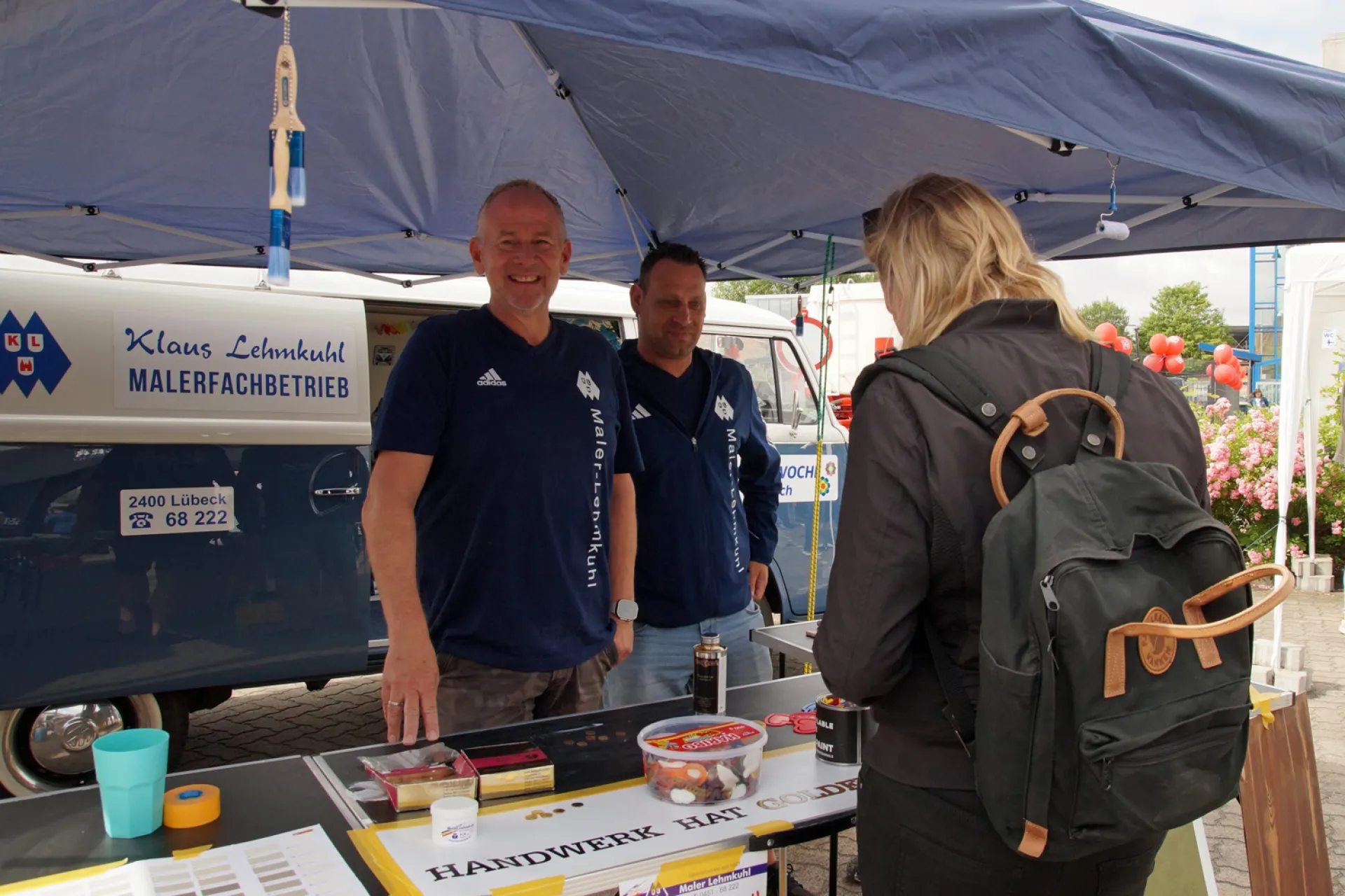 Der Malerfachbetrieb Lehmkuhl berät an einem Stand