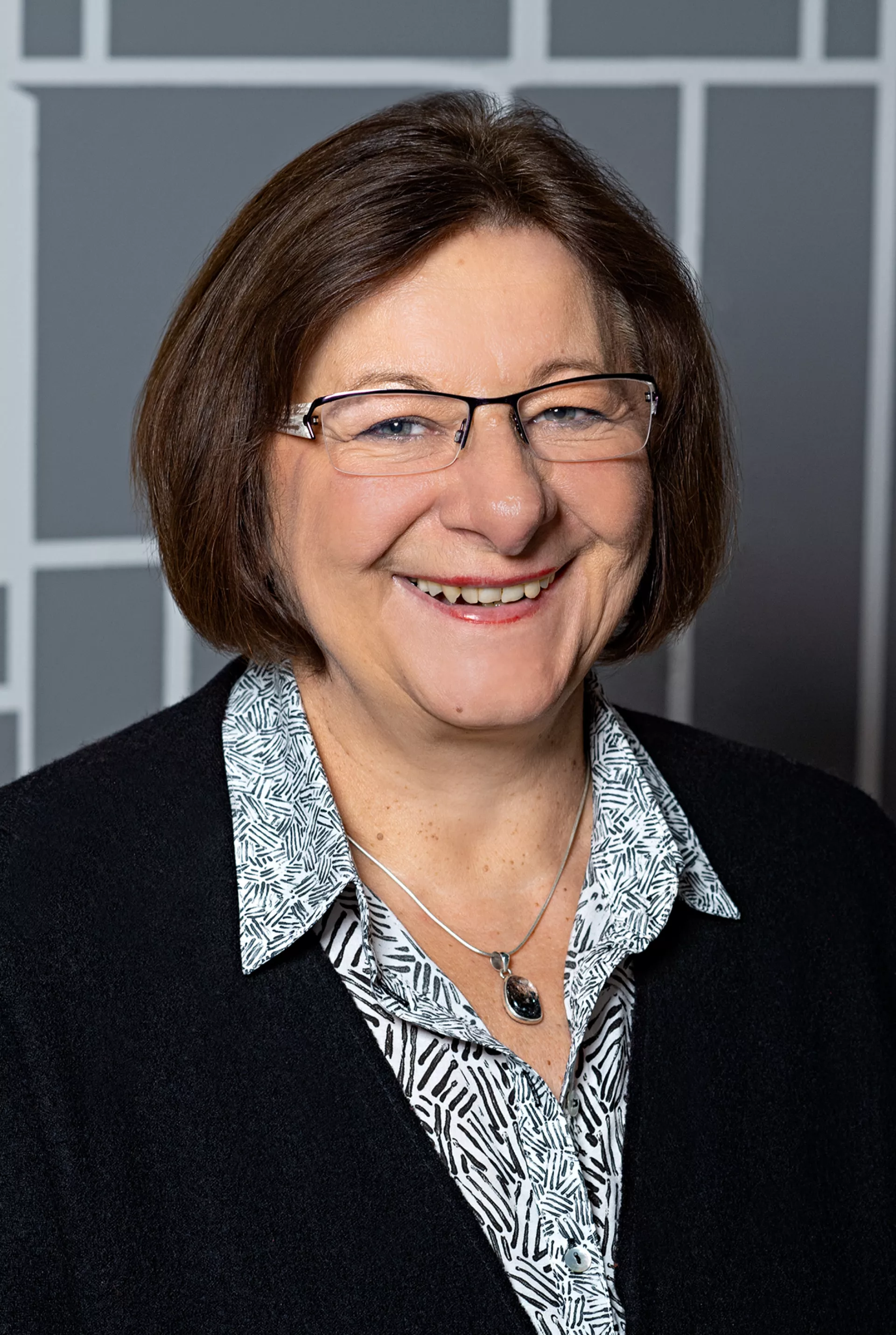 Frau Sabine Ebert