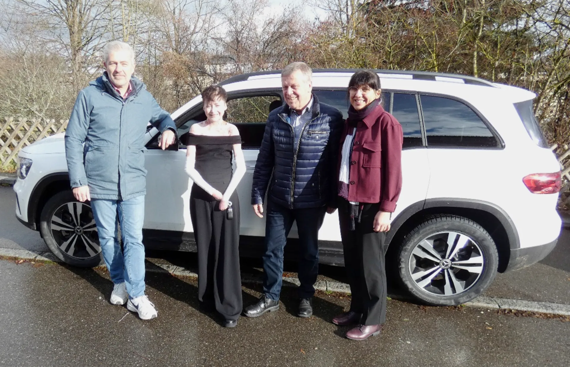 Foto (privat) von links: Thomas Schmid, Serina Berger, Erich Sauter und Brigitte Mihlan vor dem neuen Auto