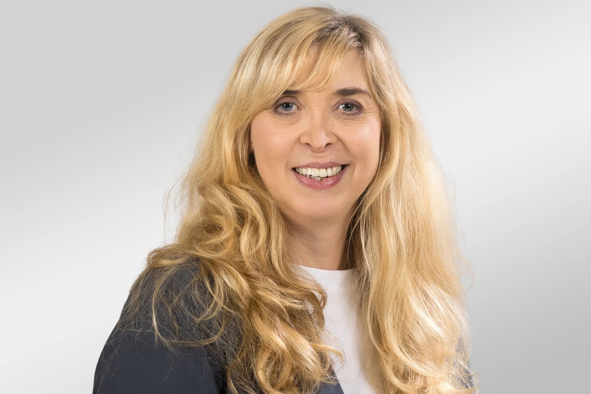 Bild zeigt eine Person vor weißem Hintergrund