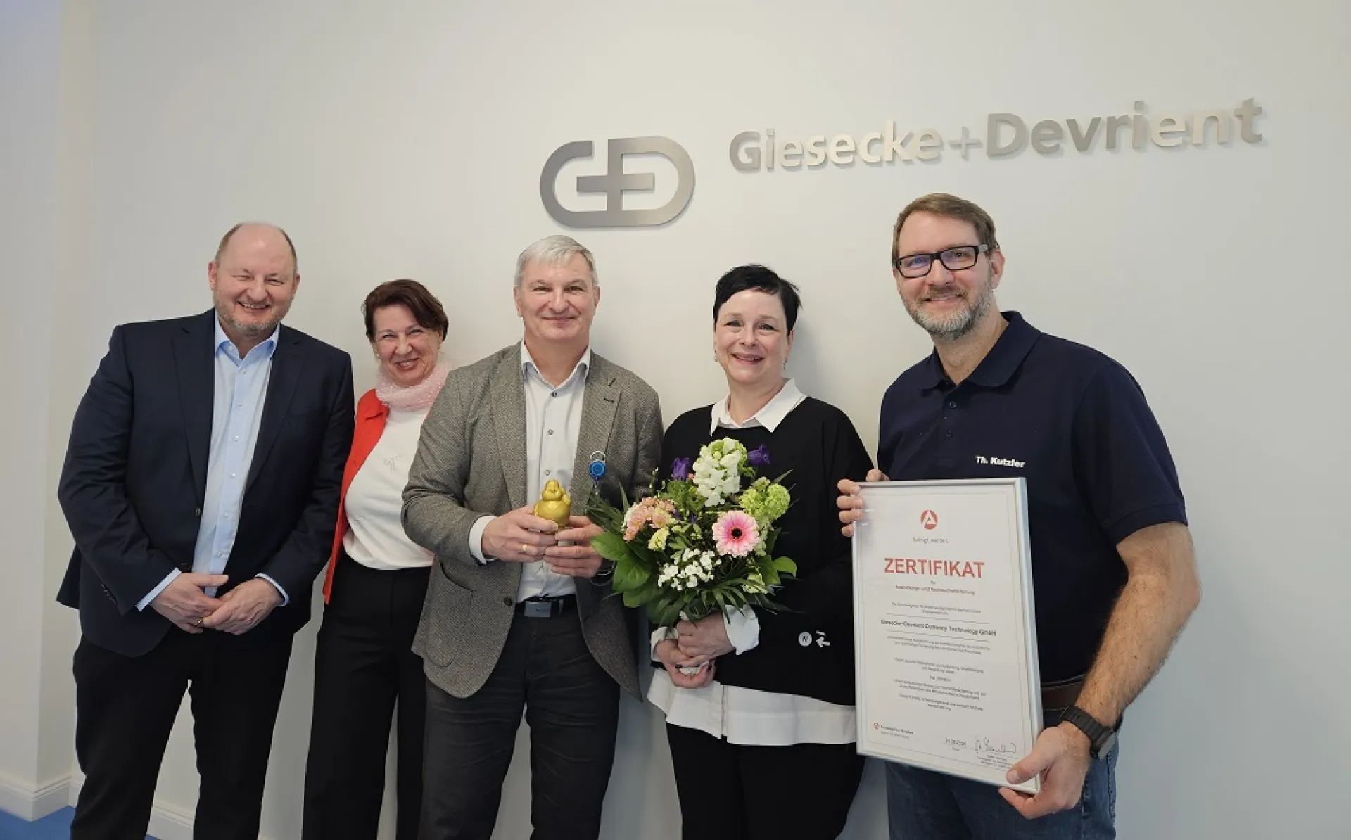 Übergabe des Zertifikats durch Steffen Leonhardi, Vorsitzender der Geschäftsführung der Agentur für Arbeit Leipzig
