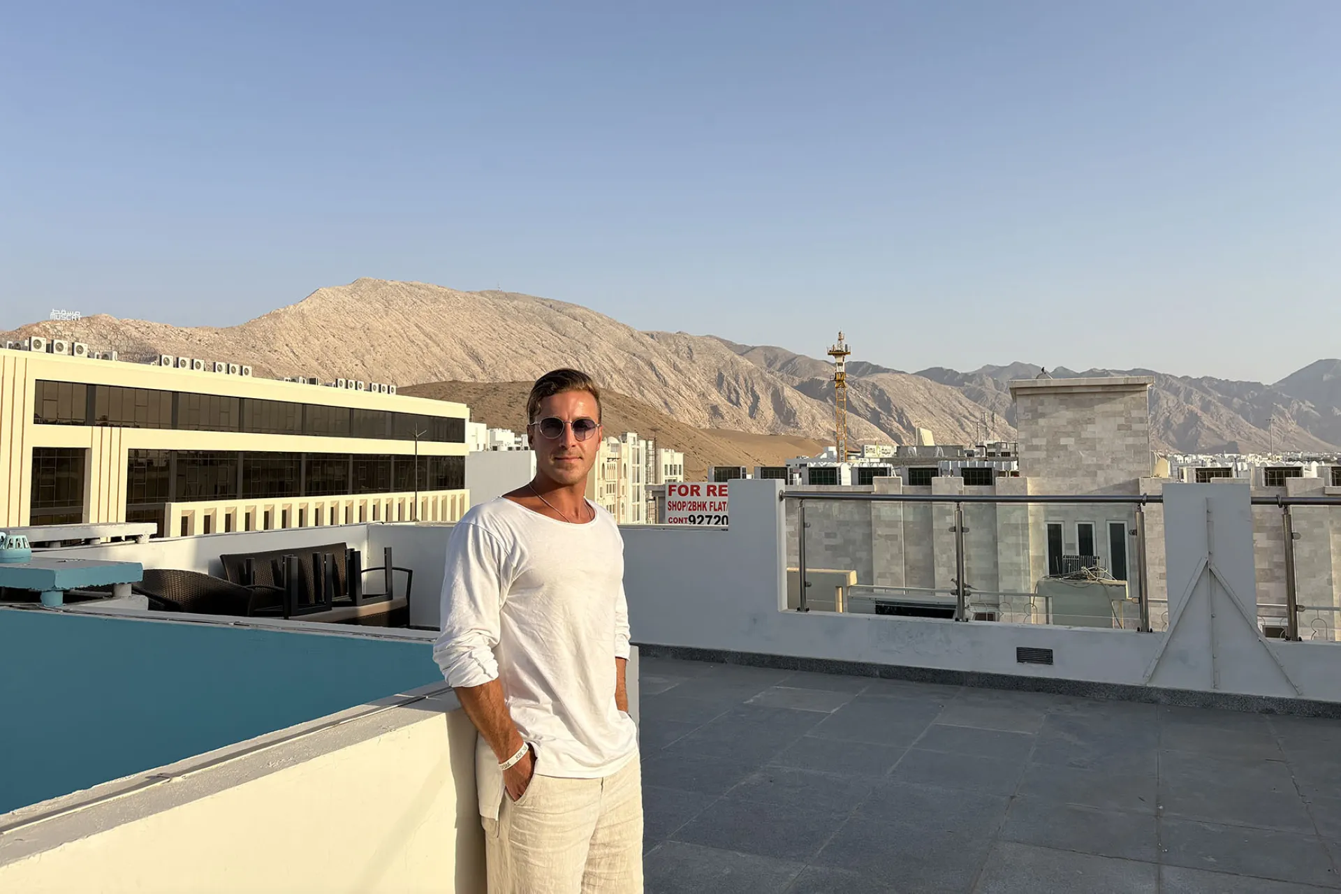 Matay Akbaba über den Dächern der Hauptstadt Maskat