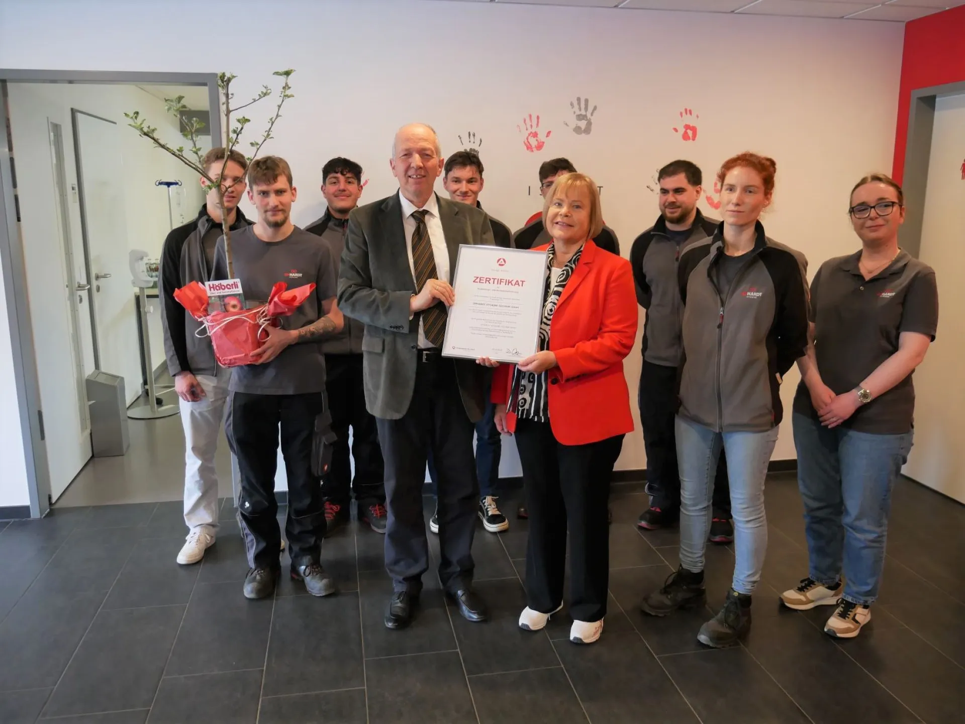 Mitarbeiter*innen des Arbeitgebers und Agenturchefin Barbara Ossyra