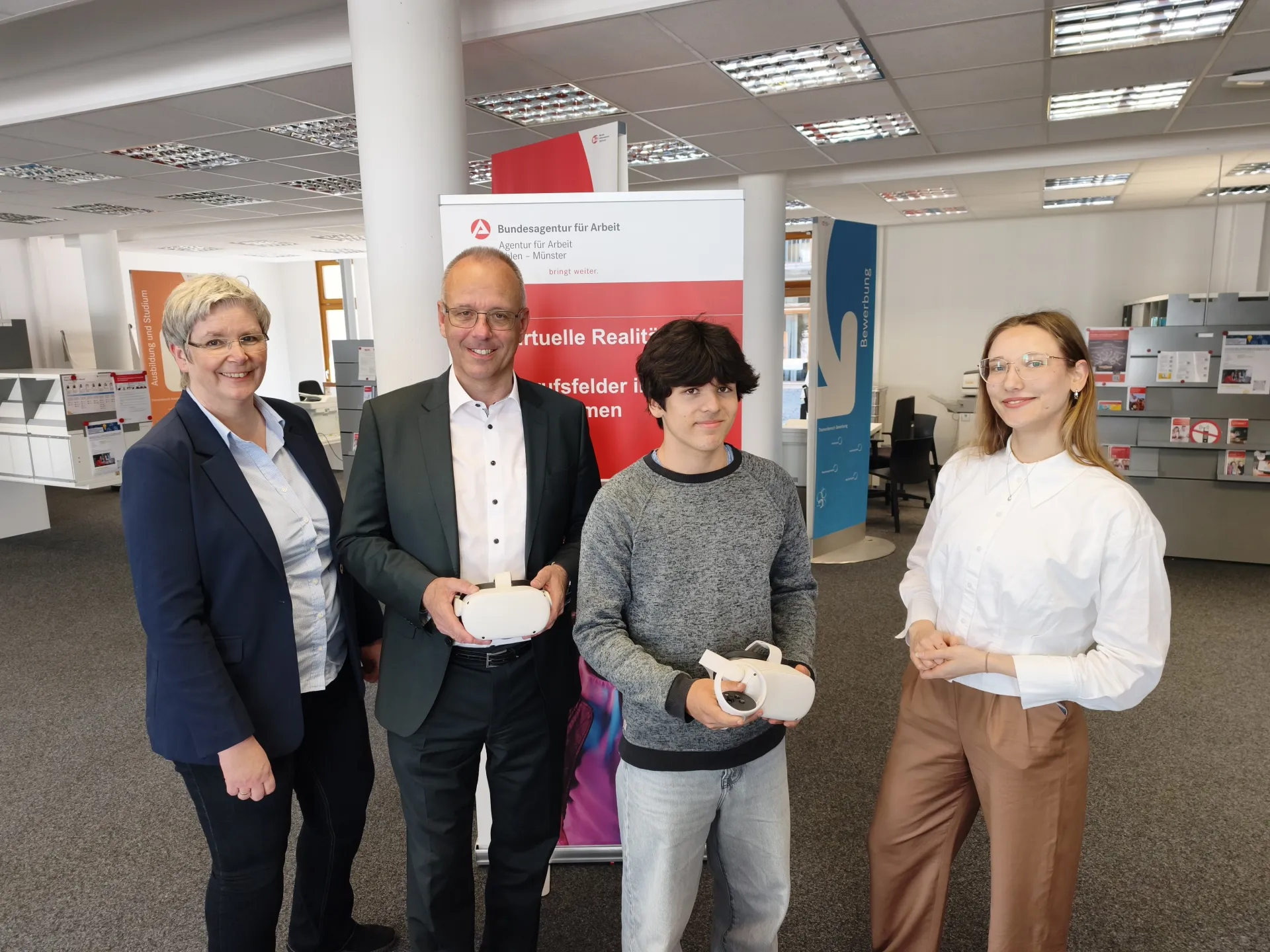 Das Bild zeigt die Teilnehmenden der Veranstaltung, die eine VR-Brille in der Hand halten.