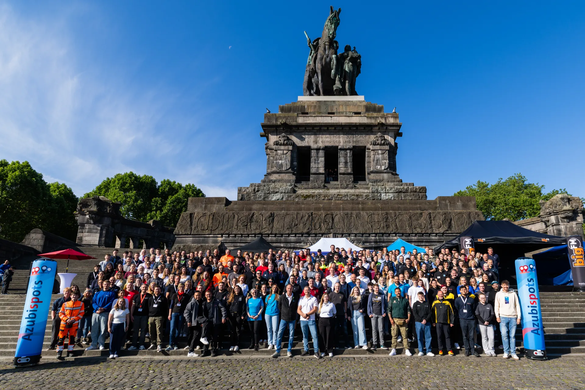 Messeveranstaltung im Freien, Messestände und viele Besucher sind auf dem Bild zu sehen.