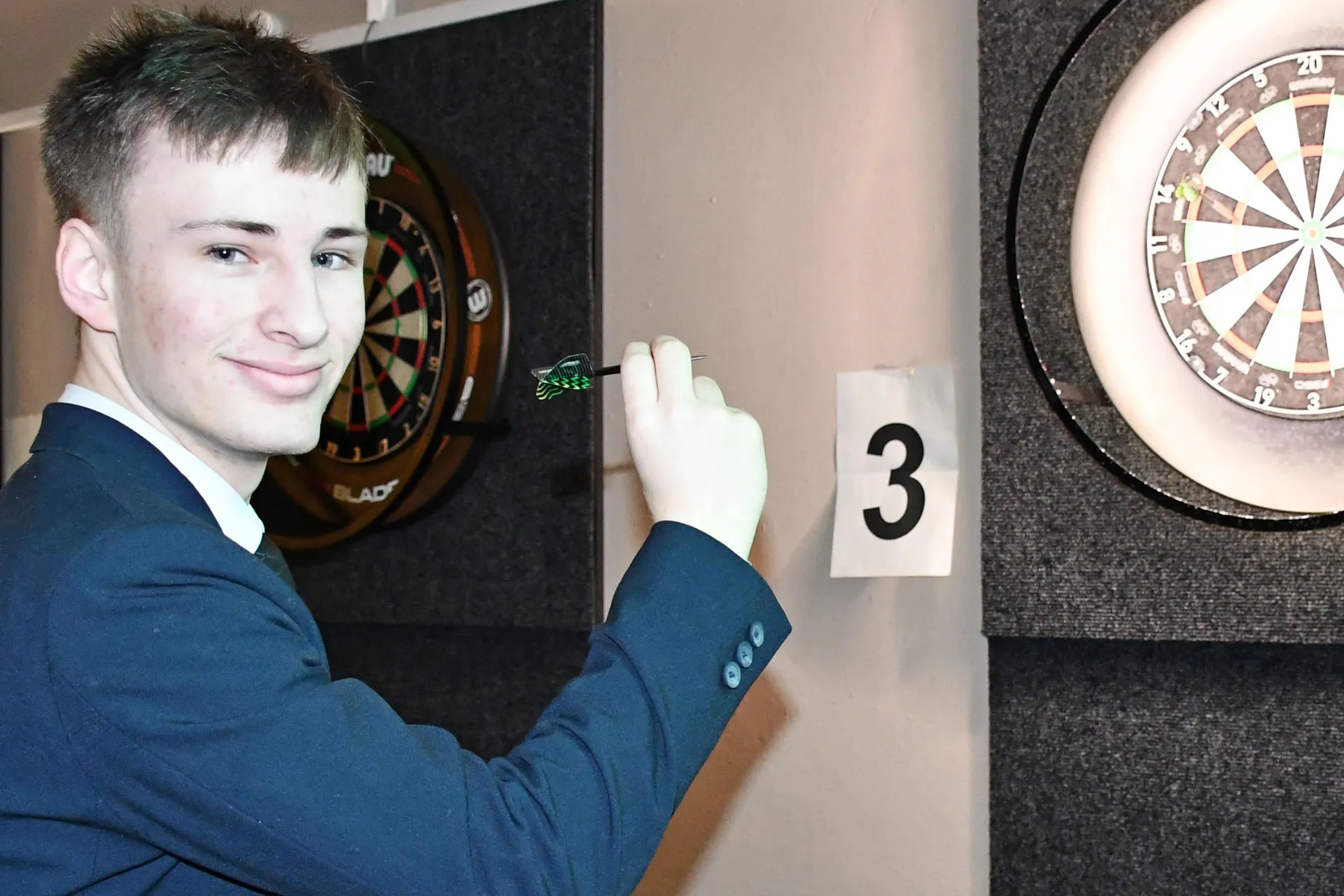 Junger Mann beim Darten