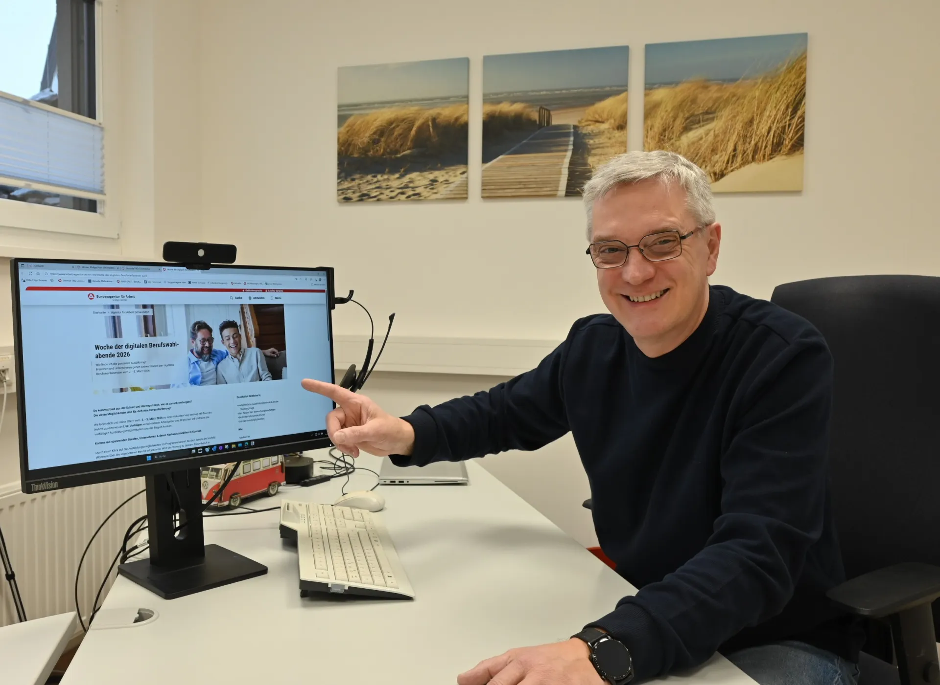 Berufsberater Bernhard Gresser zeigt die Homepage der Agentur für Arbeit Schwandorf und die teilnehmenden Betriebe