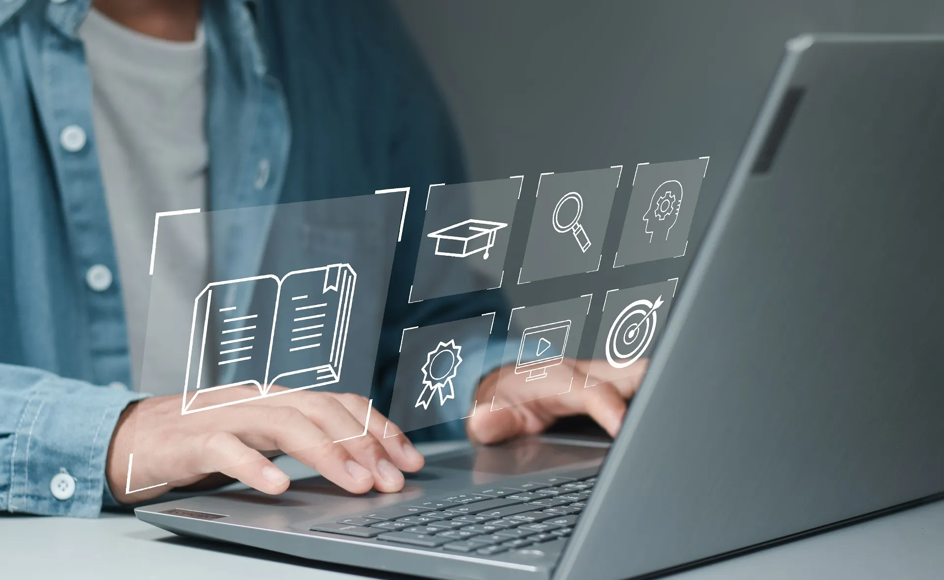 Person, die an Online-Kursen auf digitalen Bildschirmen teilnimmt.