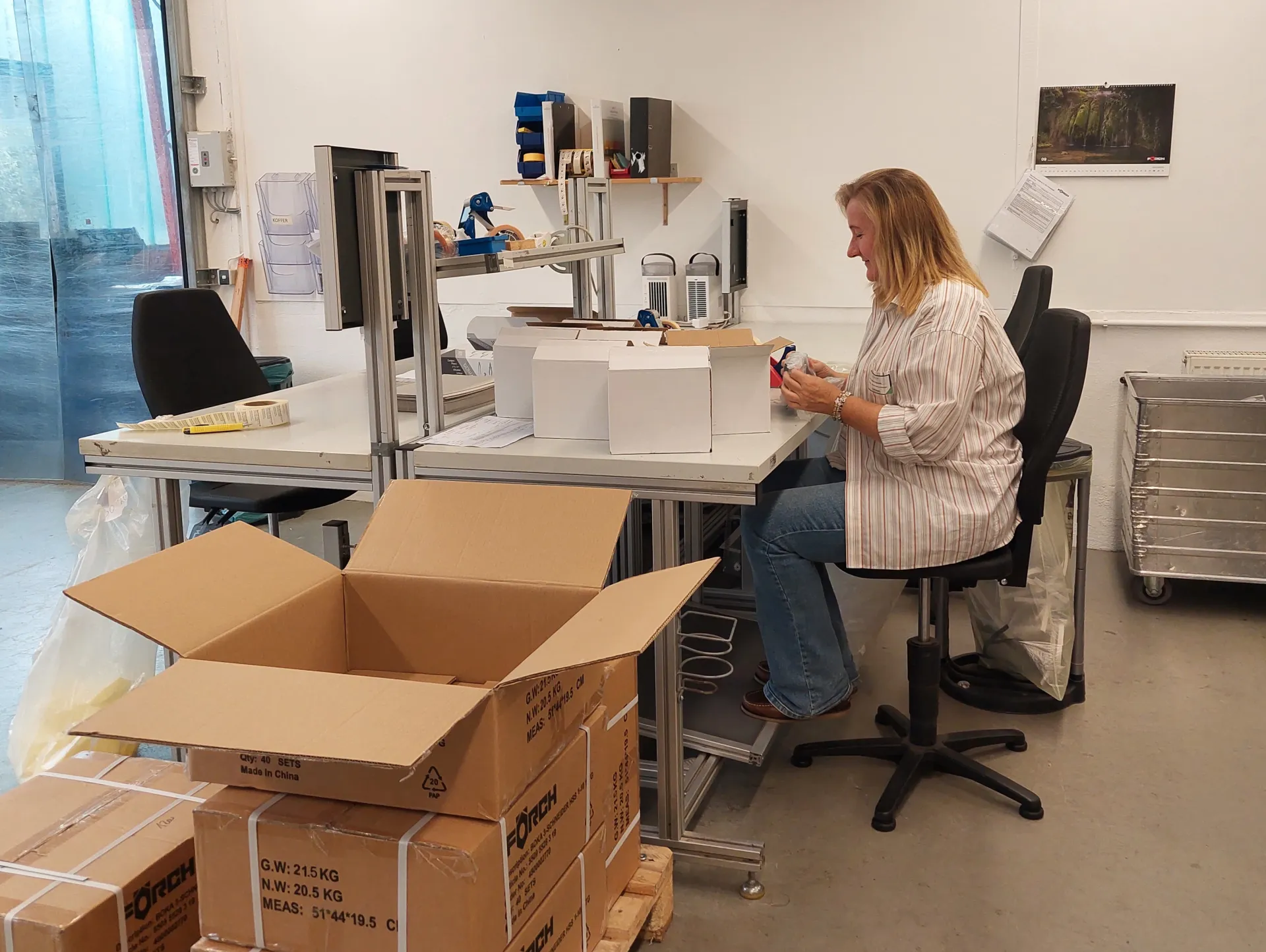 Auf diesem Bild sitzt Stefanie Weirauch am Schreibtisch und arbeitet